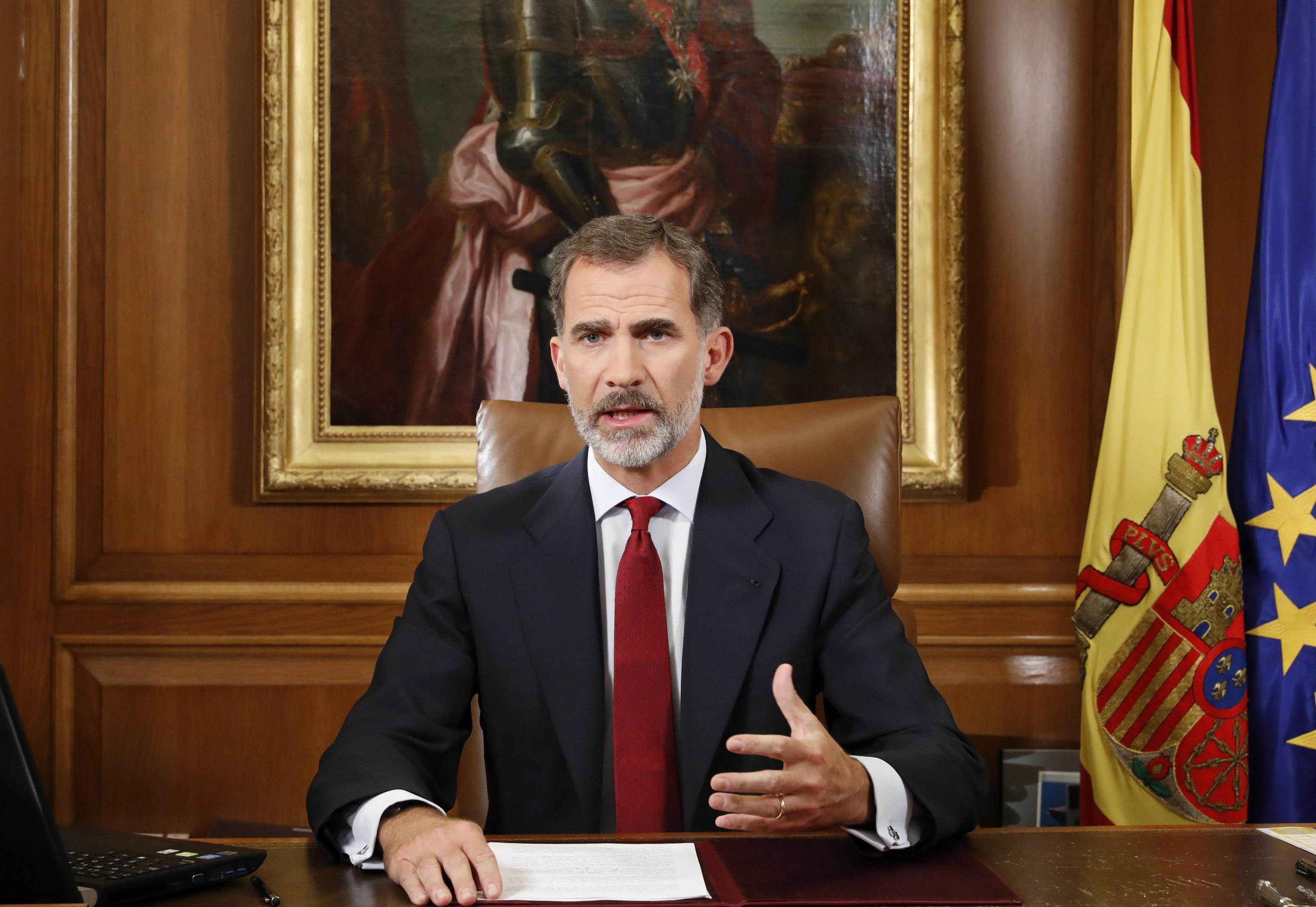 A handout photo made available by the Spanish Royal House shows Spanish King Felipe VI giving a speech two days after the celebration of the Catalonian illegal referendum, in Madrid, Spain, 03 October 2017.  ANSA/Francisco Gomez / Spanish Royal House HANDOUT  HANDOUT EDITORIAL USE ONLY/NO SALES