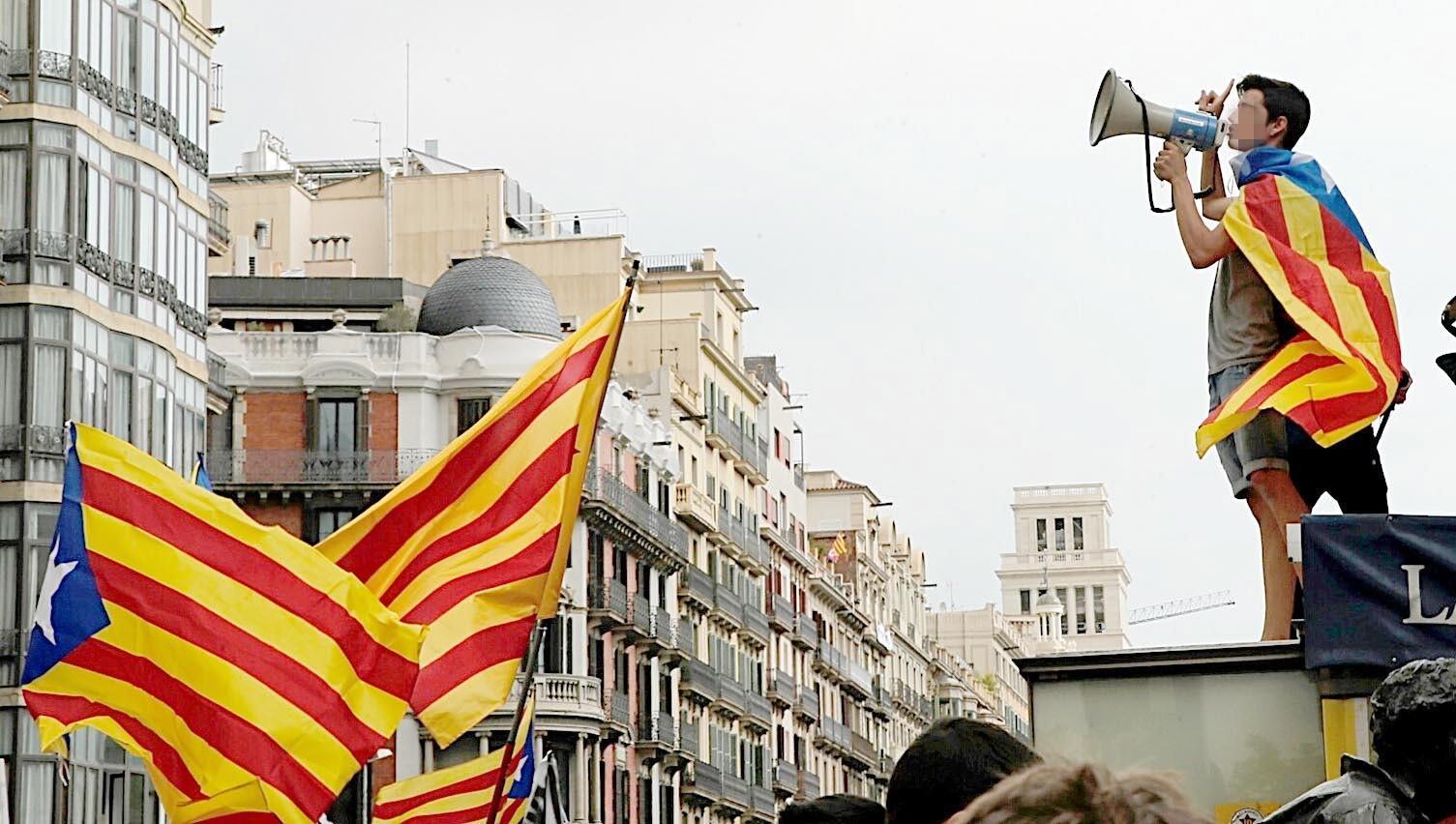 Pro-independence students shout slogans in defense of their right to vote during a protest at the University Square in Barcelona, northeastern Spain, on 28 September 2017. Catalonia is to hold an independence referendum on the upcoming 01 October, in spite of it has been banned by the Constitutional Court.  ANSA/Juan Carlos Cardenas EDITORIAL NOTE: STUDENT'S FACE BLURED DUE TO SPANISH LAW