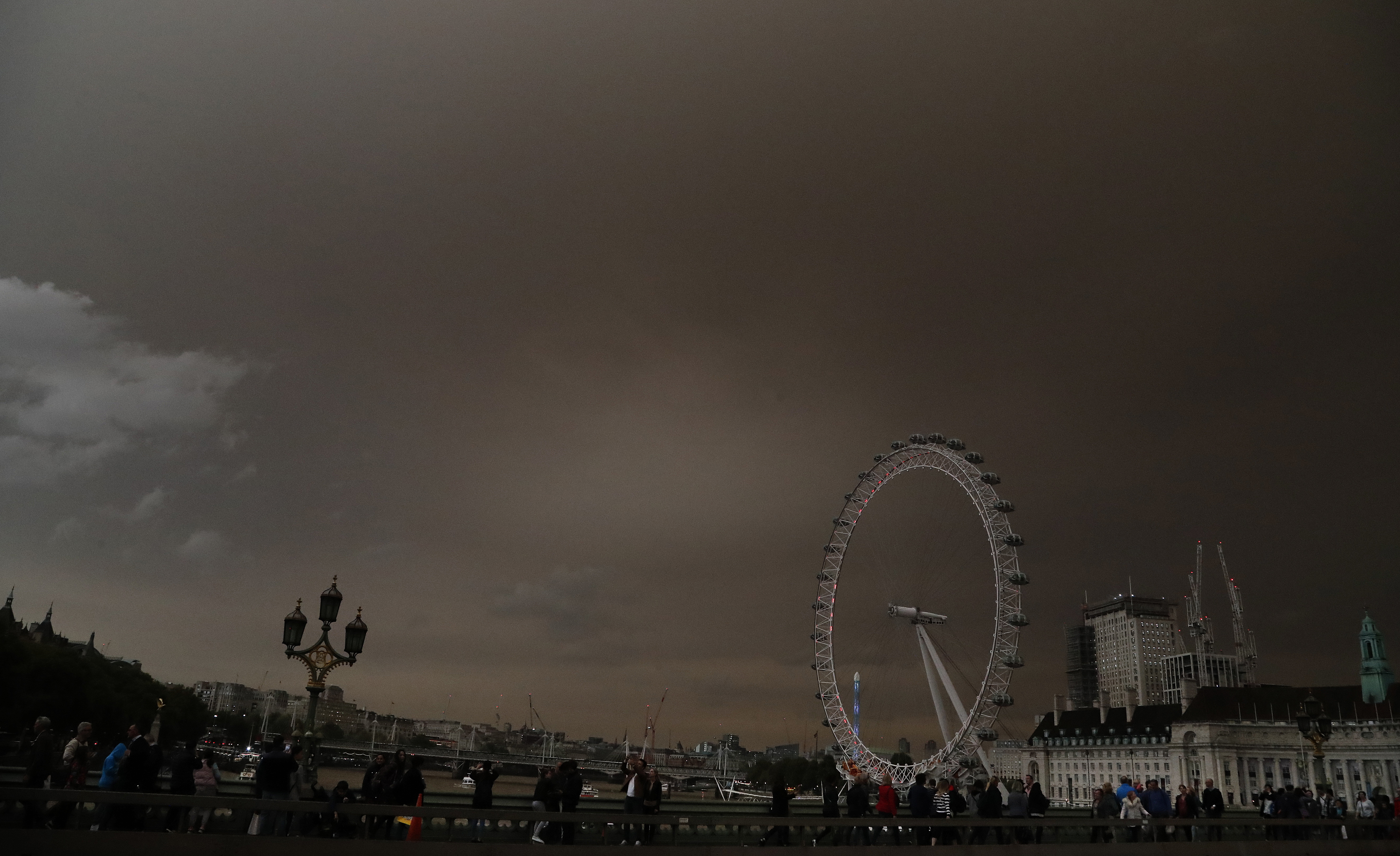 Inusuale colore del cielo a Londra dopo il passaggio di Ophelia