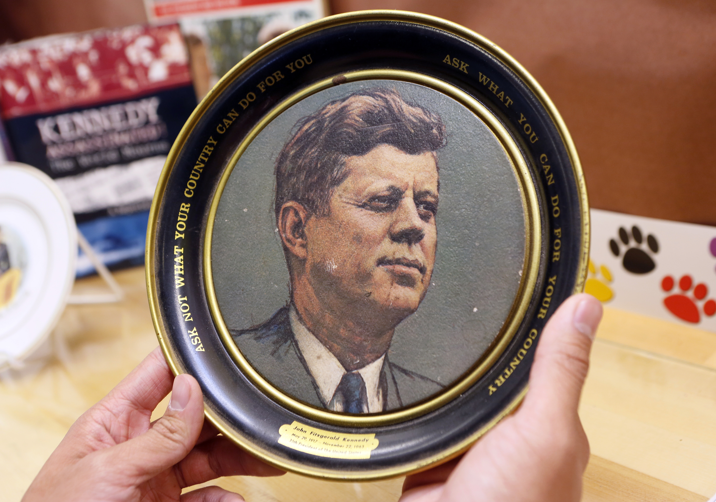 A vintage plate with U.S. President John F. Kennedy's inaugural address quote: 