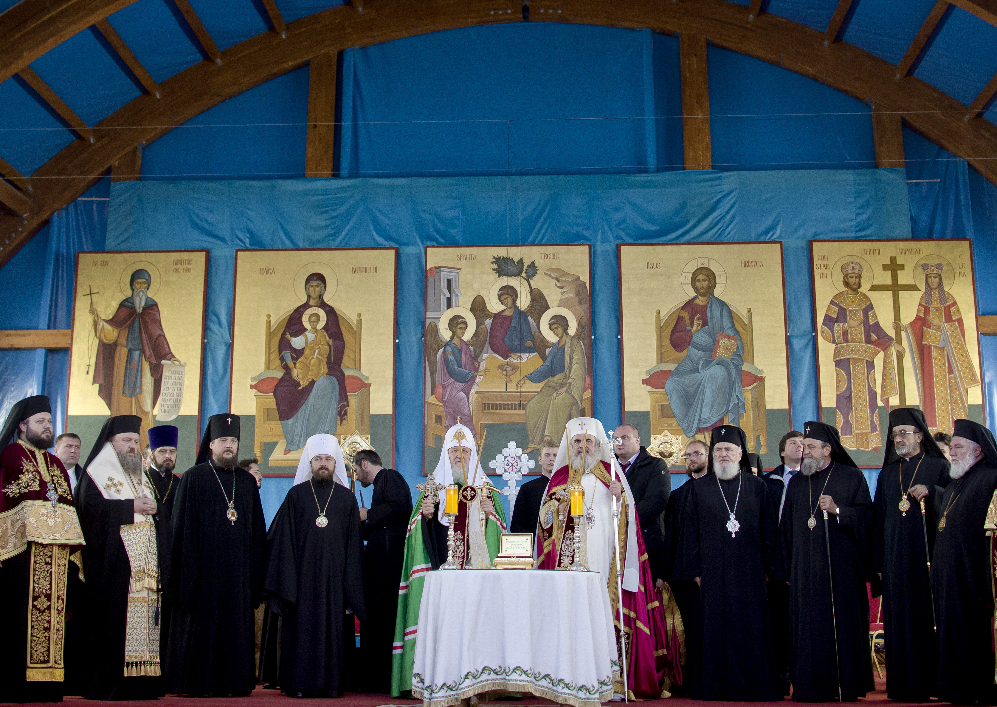 The head of the Russian Orthodox Church Patriarch Kirill, center left, takes part in a religious service together with the Patriarch of Romanian Orthodox Church Daniel at the Romanian patriarchal cathedral in Bucharest, Romania, Thursday, Oct. 26, 2017. Russian Orthodox patriarch of Moscow Kirill arrived in Romania as the first visit by the head of the powerful Russian church since communism ended. (AP Photo/Andreea Alexandru)