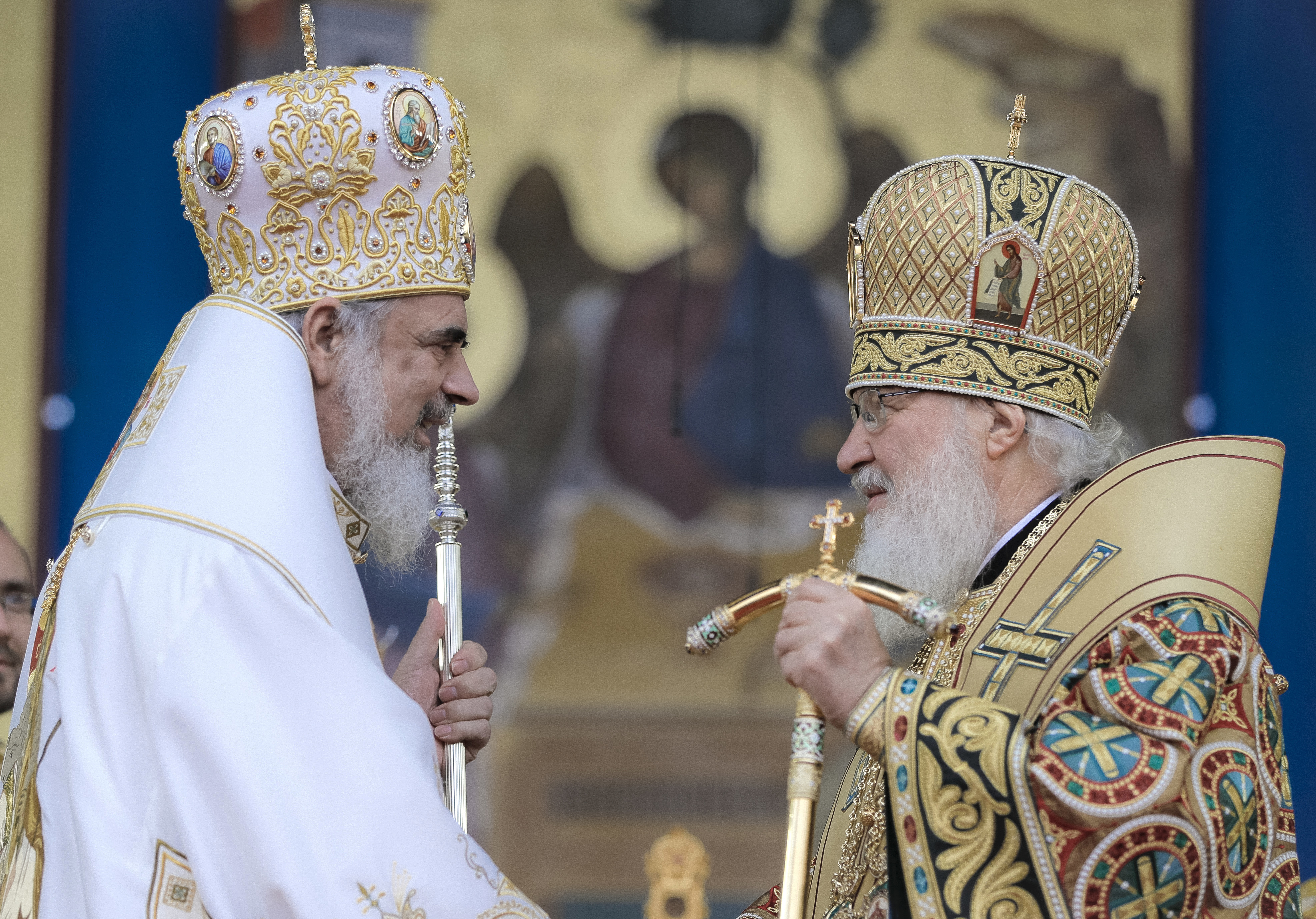 The head of the Russian Orthodox Church Patriarch Kirill Patriarch, right, shakes hands with Patriarch Daniel, the head of the Romanian Orthodox Church during a religious service in Bucharest, Romania, Friday, Oct. 27, 2017.  Russian Orthodox patriarch of Moscow Kirill is in Romania in the first visit by the head of the powerful Russian church since communism ended.(AP Photo/Vadim Ghirda)