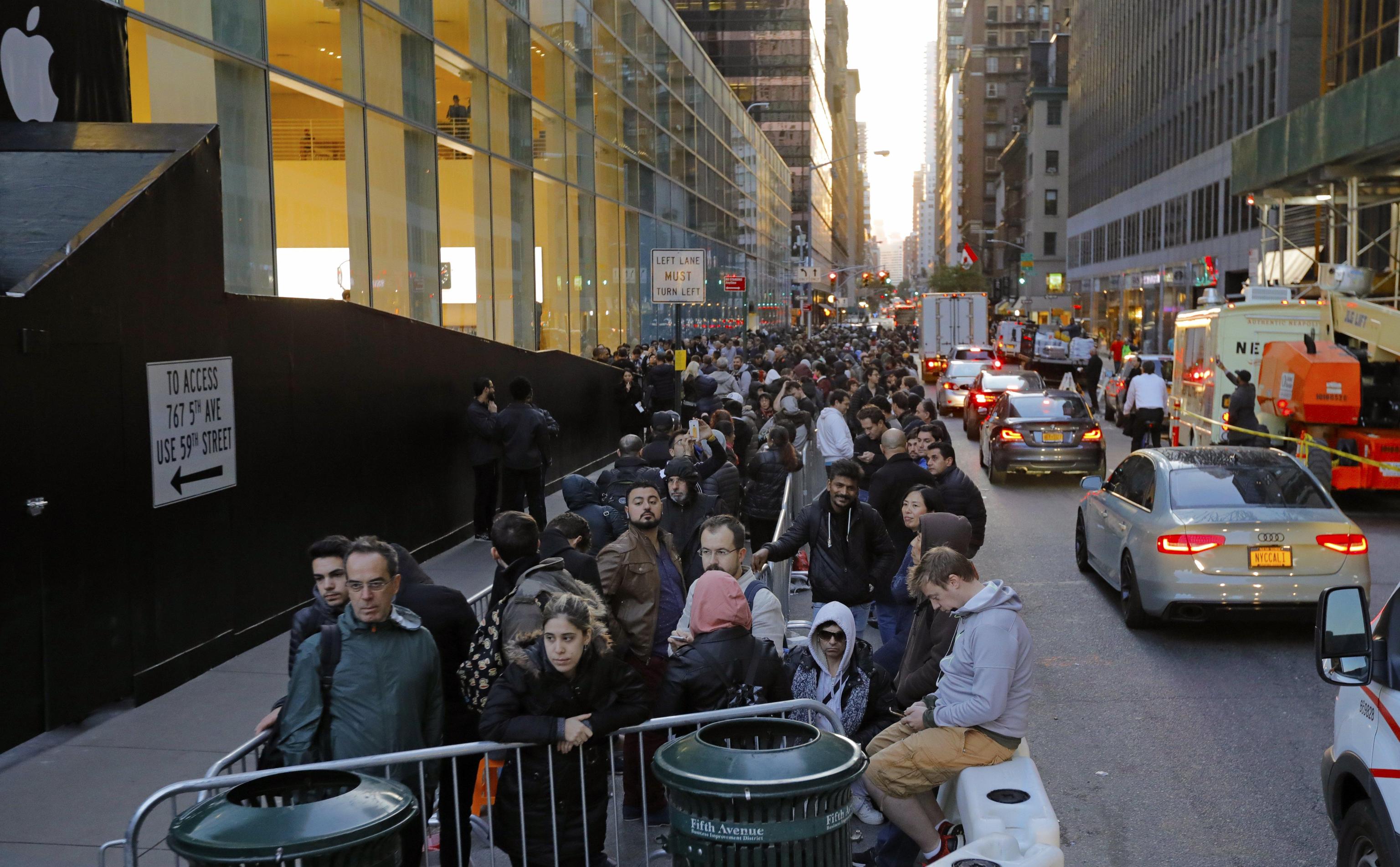 epa06306187 People queue up outside the Apple store on New York's Fifth Avenue to purchase the new Apple iPhone X in New York, New York, USA, 03 November 2017. Apple launched its news iPhone X 03 November marking the 10-year anniversary of the first ever iPhone. Apple's new iPhone X goes on sale in more than 55 countries.  EPA/PETER FOLEY