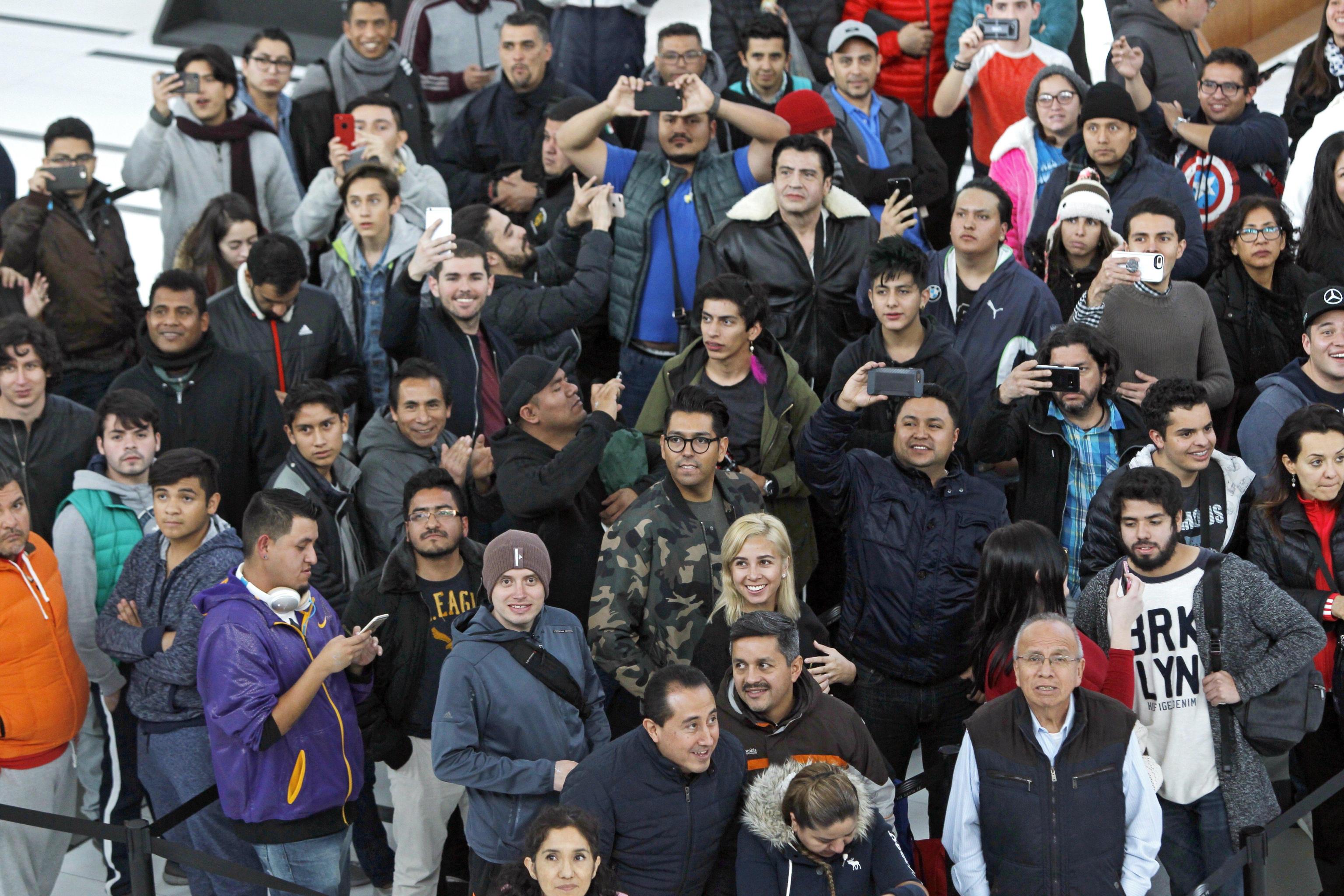 epa06306587 Customers wait to buy the newly released iPhone X outside an Apple Store in Mexicoi City, Mexico, 03 November 2017. Apple launched its new iPhone X 03 November marking the 10-year anniversary of the first ever iPhone. Apple's new iPhone X goes on sale in more than 55 countries.  EPA/Sashenka Gutierrez