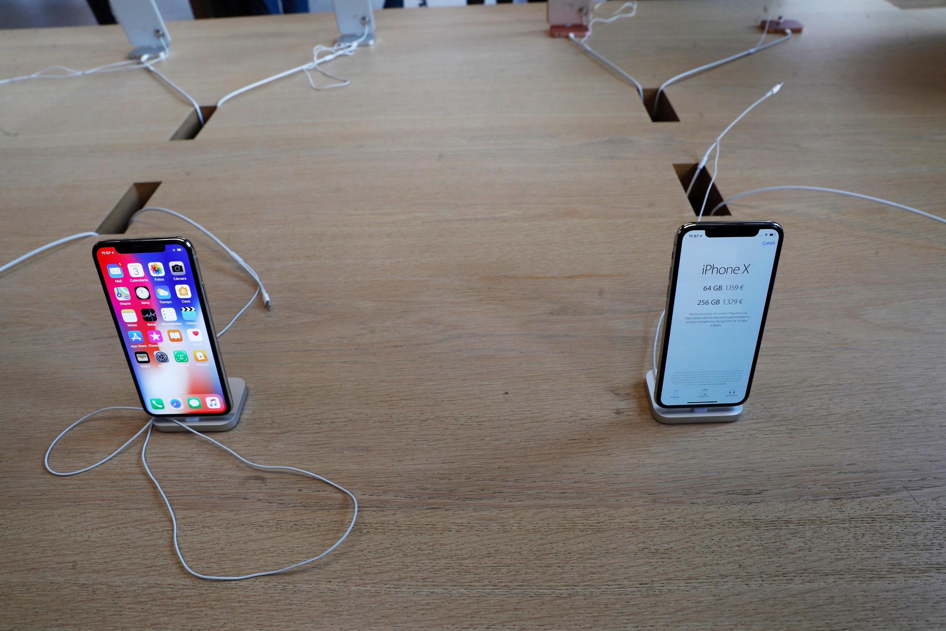 epa06306027 Two iPhone X displayed at the Apple Store in Madrid, Spain, 03 November 2017. Apple launched its news iPhone X 03 November marking the 10-year anniversary of the first ever iPhone. Apple's new iPhone X goes on sale in more than 55 countries.  EPA/Javier Lizon