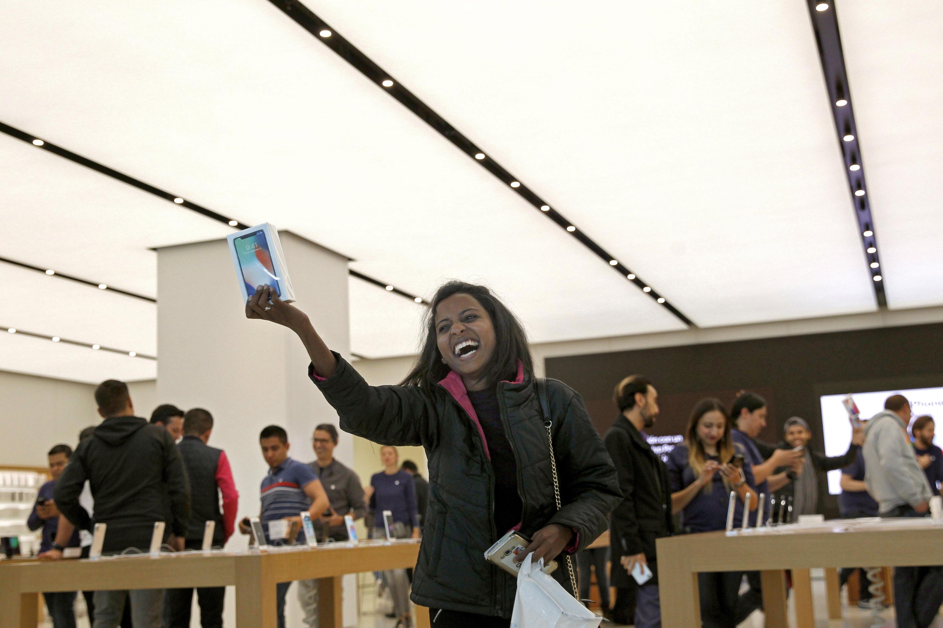 epa06306586 A customer poses with the newly released iPhone X at an Apple Store in Mexicoi City, Mexico, 03 November 2017. Apple launched its new iPhone X 03 November marking the 10-year anniversary of the first ever iPhone. Apple's new iPhone X goes on sale in more than 55 countries.  EPA/Sashenka Gutierrez