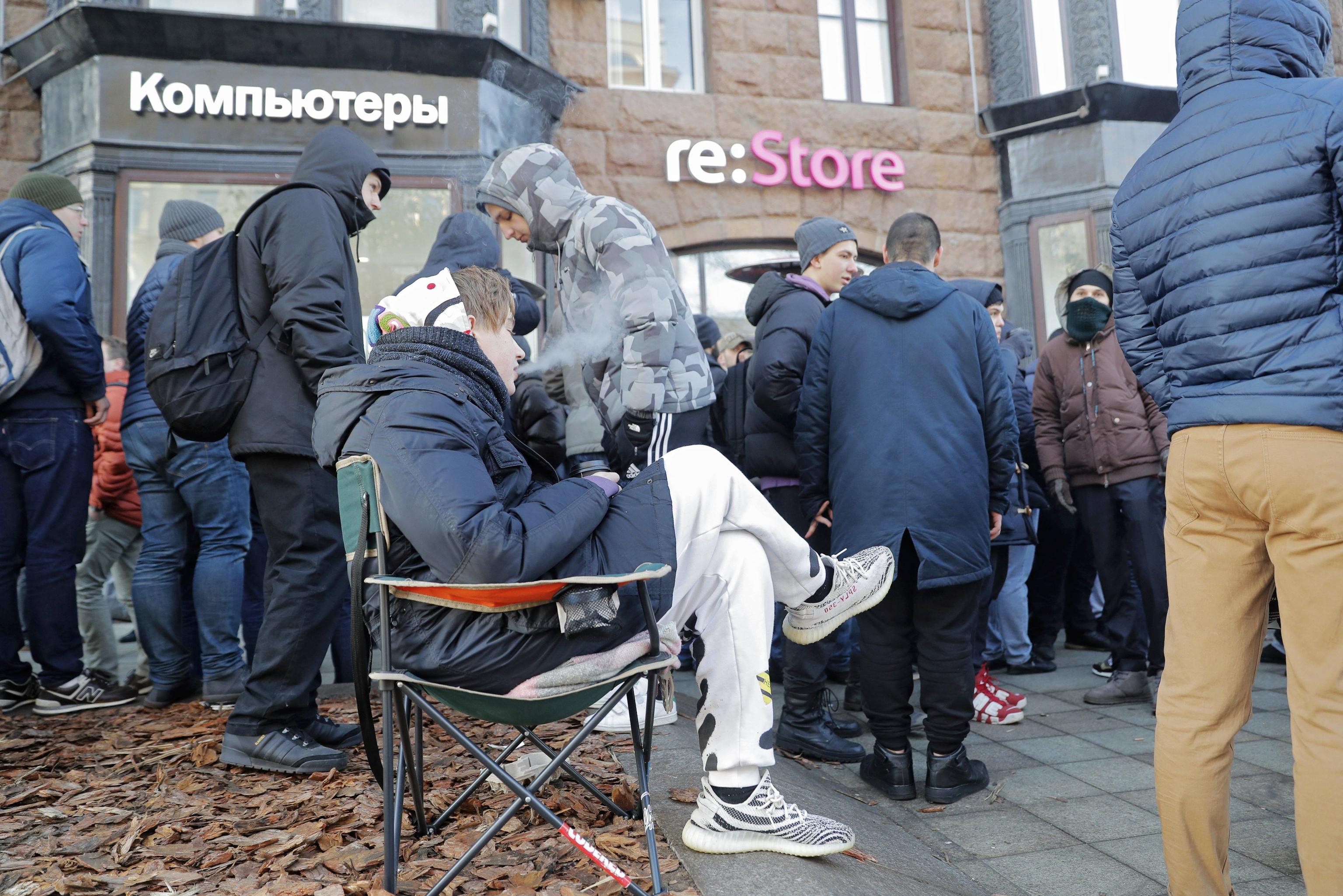 epa06305341 Customers queue in front of Apple reseller re:store during the launch of the new iPhone X in Moscow, Russia, 03 November 2017. Apple's new iPhone X goes on sale in more than 55 countries and territories on 03 November.  EPA/SERGEI ILNITSKY