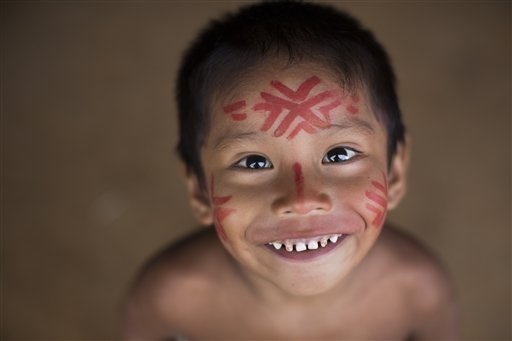 Bambino della comunità indigena Tatuyo vicino Manaus
