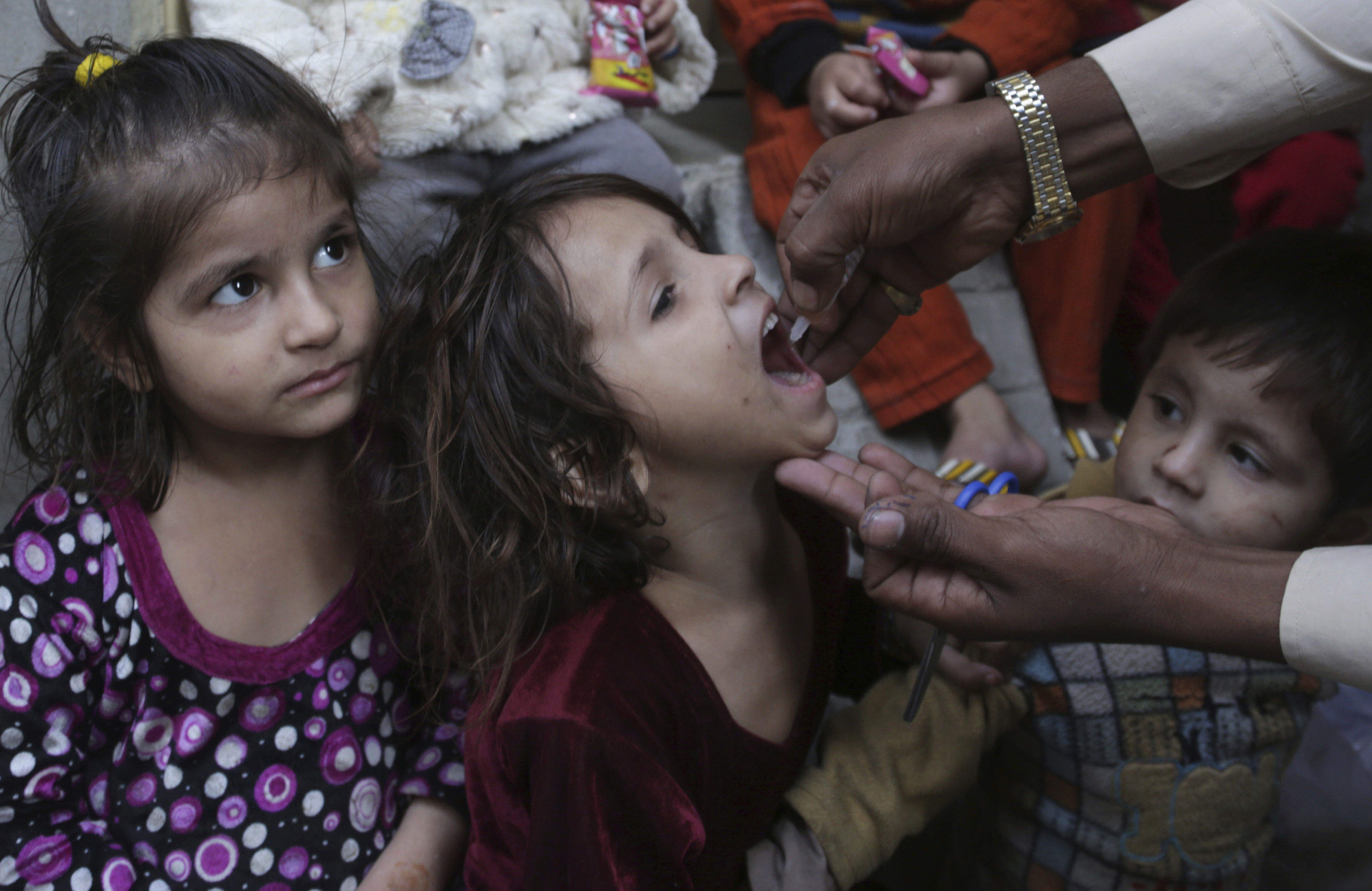 Vaccinazioni antipolio in Pakistan nonostante le mainacce talebane