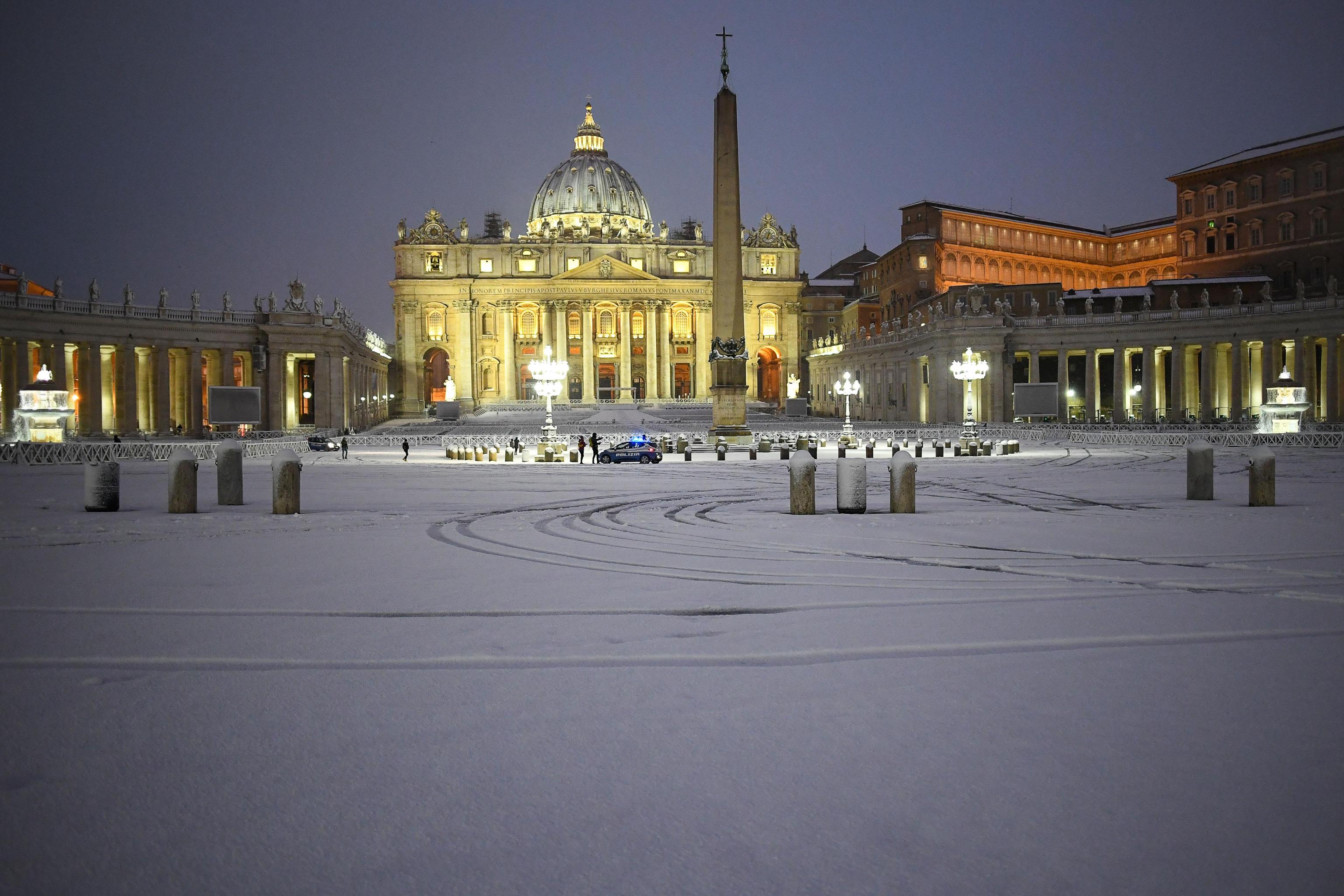 Nevicata all'alba in piazza San Pietro, Roma, 26 febbraio 2018.
ANSA/ALESSANDRO DI MEO