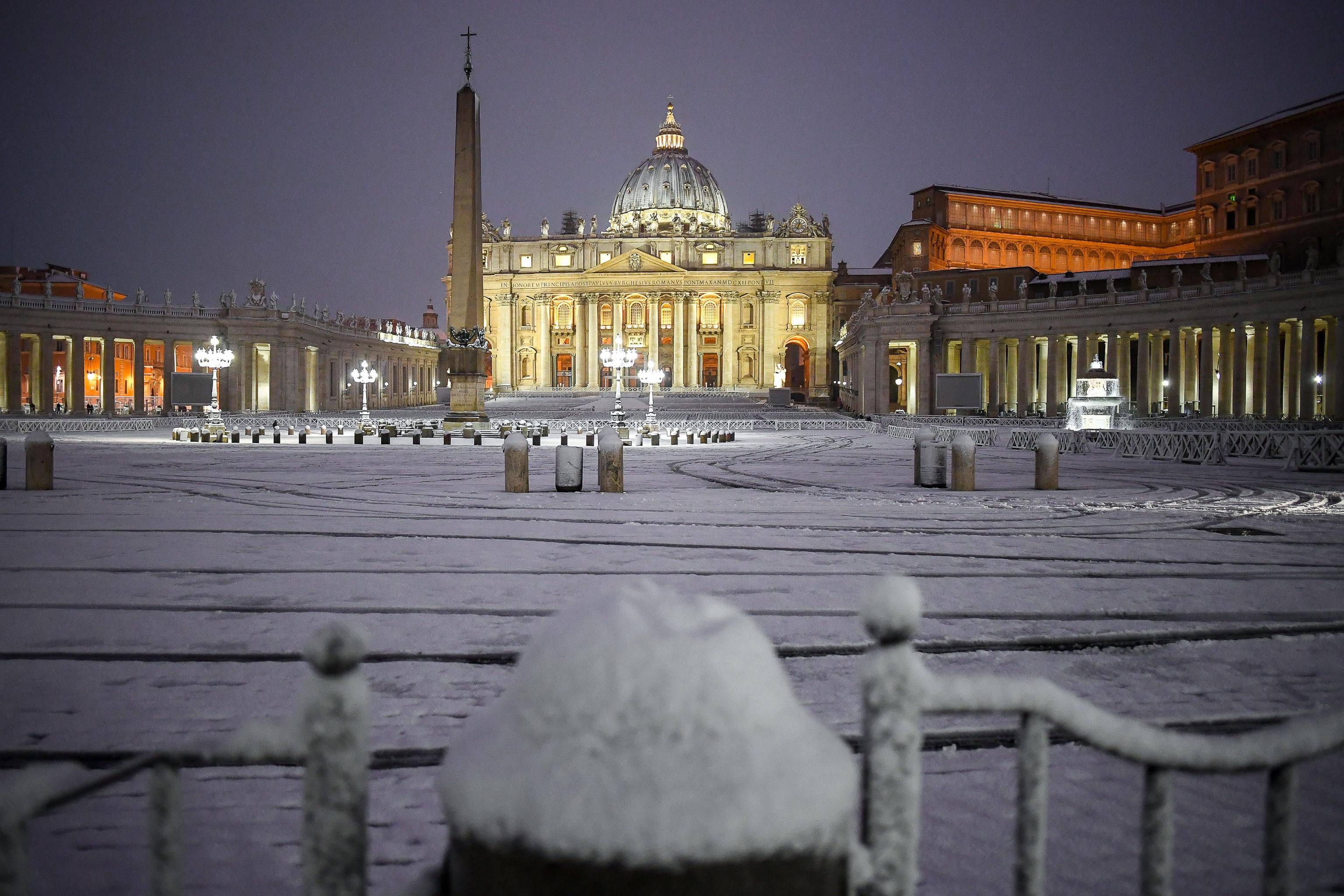 Nevicata all'alba in piazza San Pietro, Roma, 26 febbraio 2018.
ANSA/ALESSANDRO DI MEO