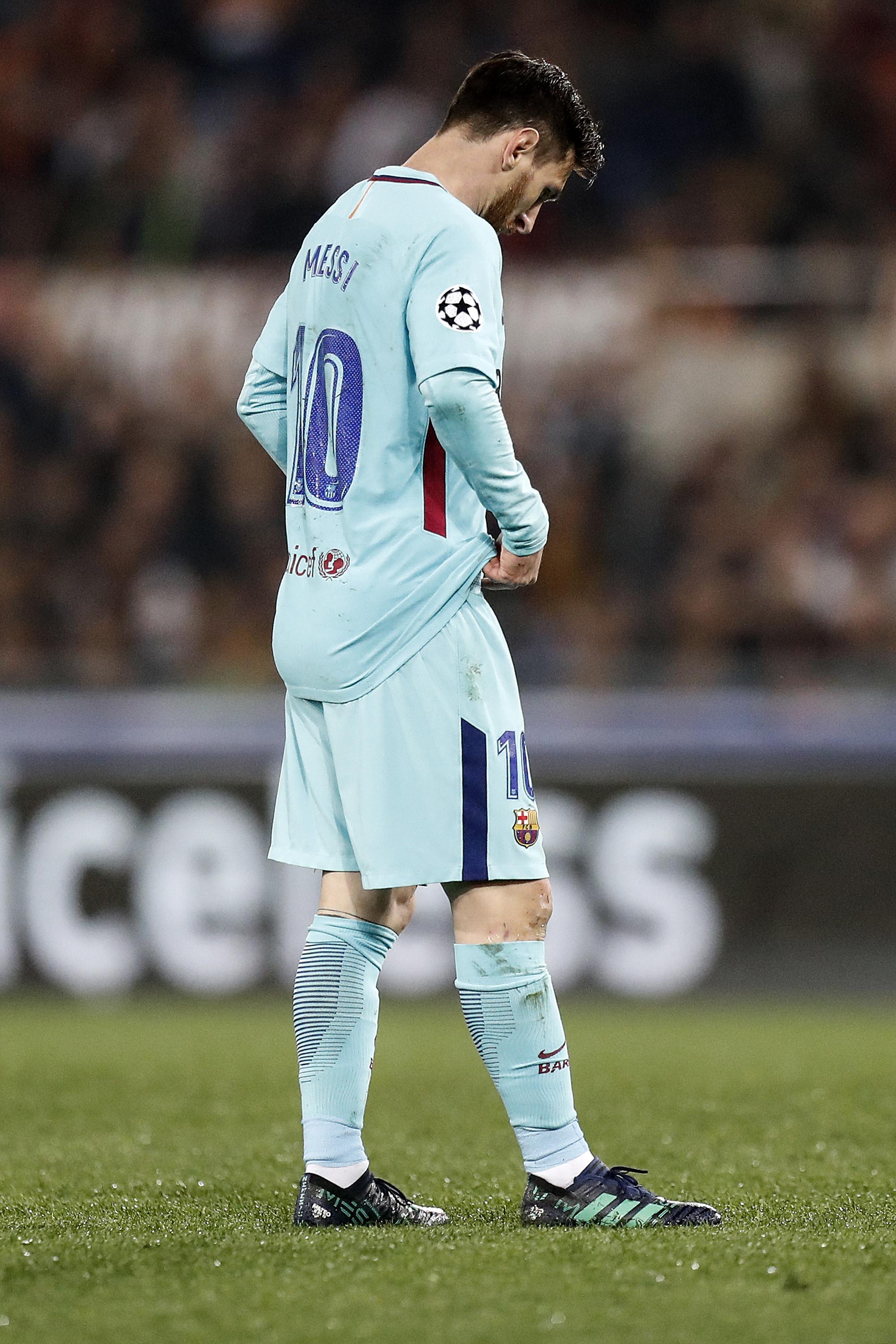 Barcelona's Lionel Messi shows his dejection during Champions League quarter-final second leg soccer match between AS Roma and FC Barcelona at the Olimpico Stadium, Rome, Italy, 10 April 2018. ANSA/RICCARDO ANTIMIANI