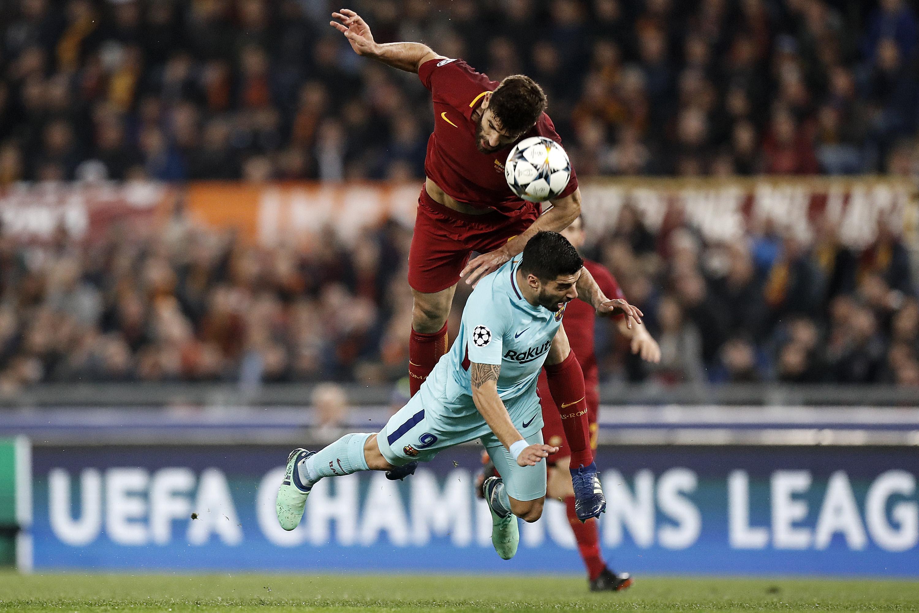 Roma's Federico Fazio (up) and Barcelona's Luis Suarez in action during Champions League quarter-final second leg soccer match between AS Roma and FC Barcelona at the Olimpico Stadium, Rome, Italy, 10 April 2018. ANSA/RICCARDO ANTIMIANI