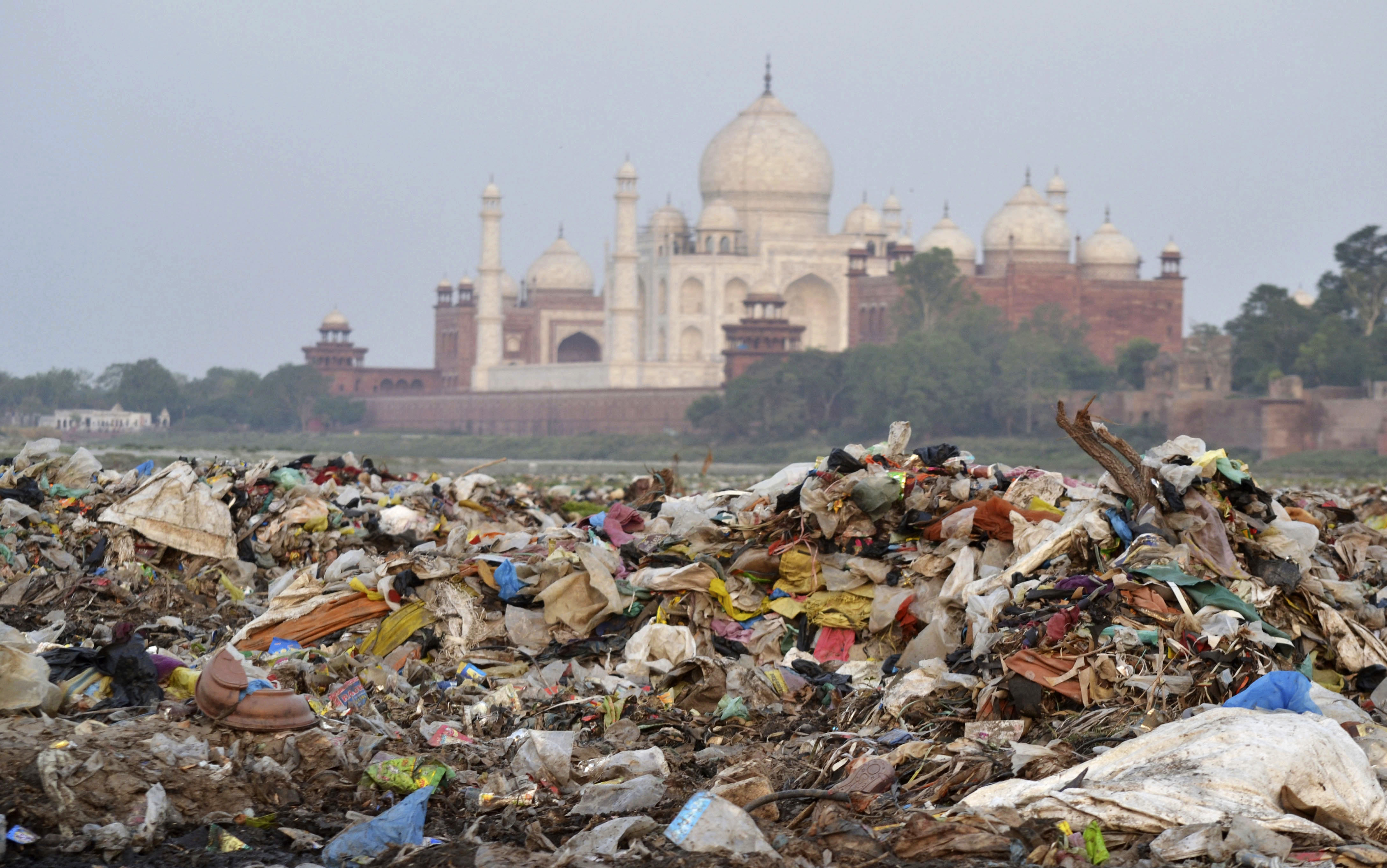 Il fiume inquinato vicino al Taj Mahal