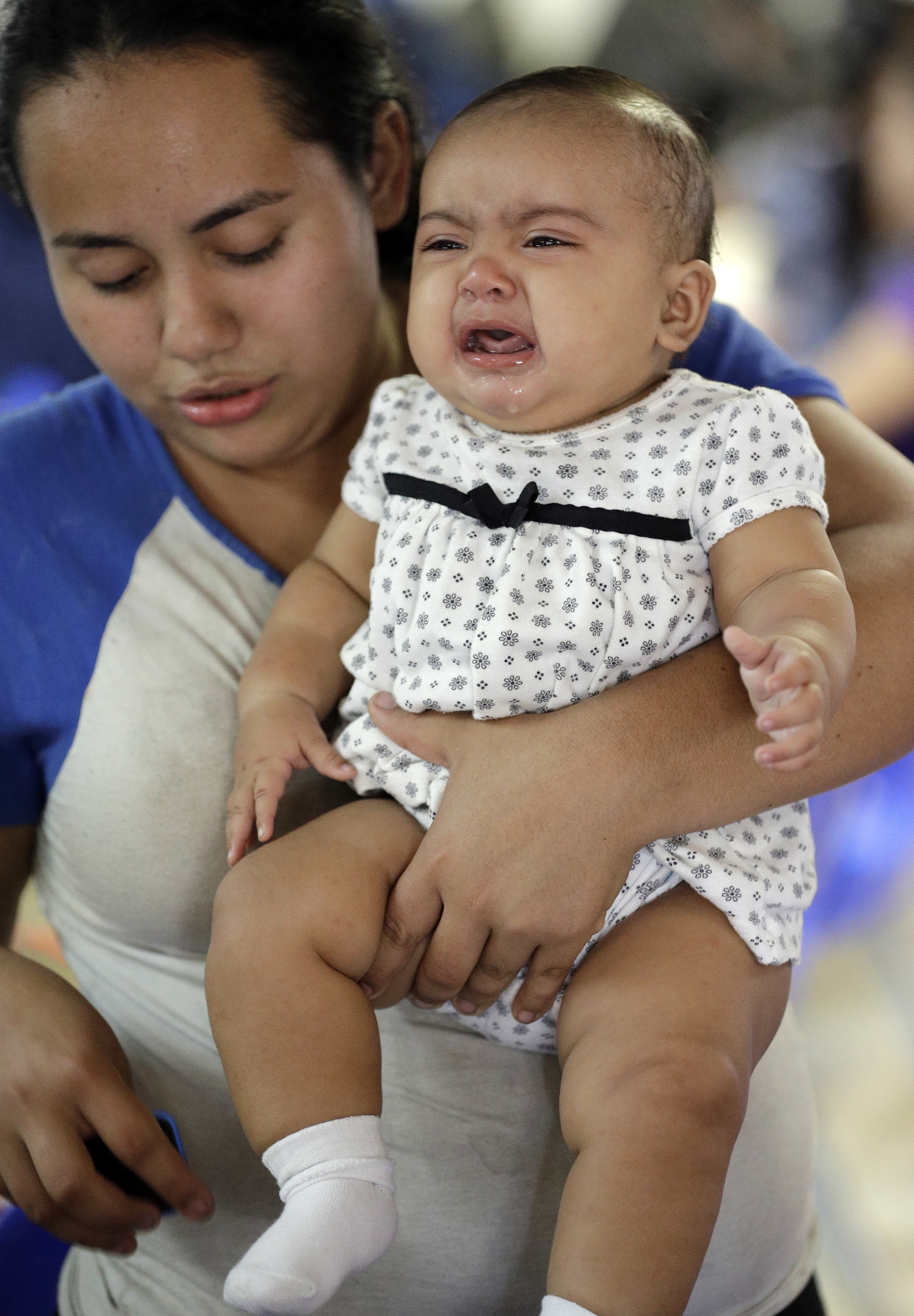 Controlli sulle famiglie di immigrati alla frontiera tra Stati Uniti e Messico (AP Photo/David J. Phillip)