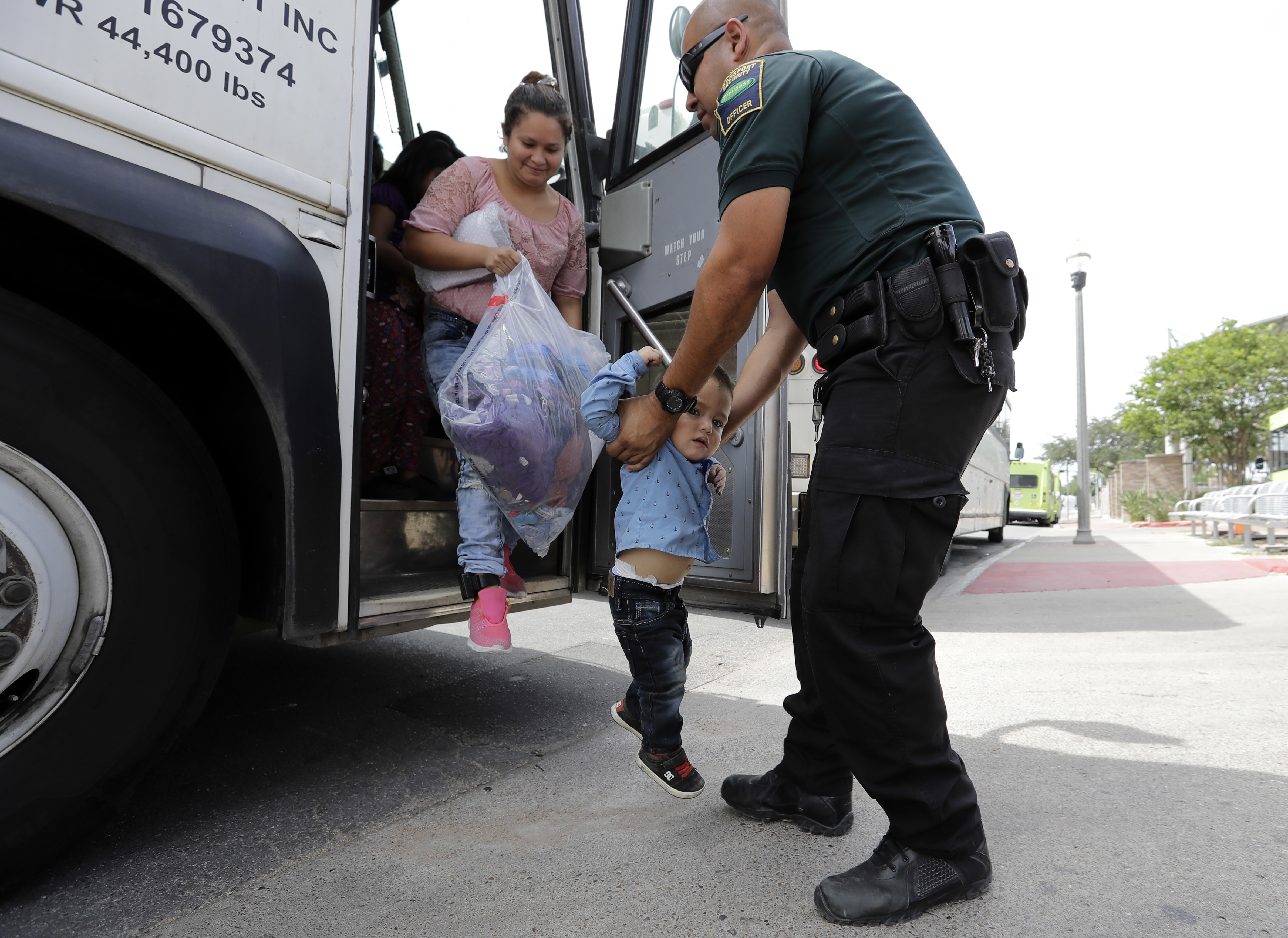Controlli sulle famiglie di immigrati alla frontiera tra Stati Uniti e Messico (AP Photo/David J. Phillip)