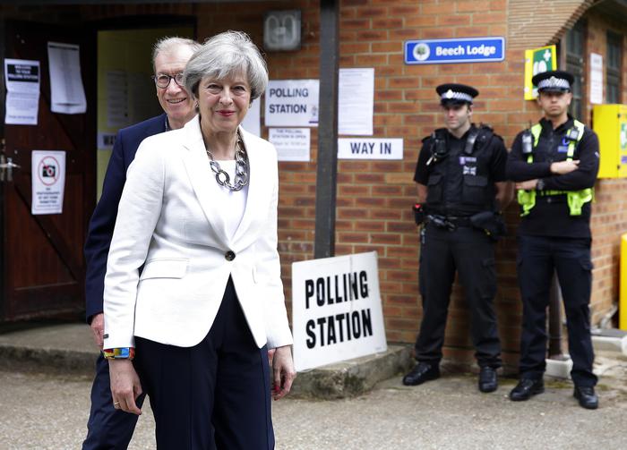 Theresa May al seggio (ANSA/AP Photo/Alastair Grant) [CopyrightNotice: Copyright 2017 The Associated Press. All rights reserved.]