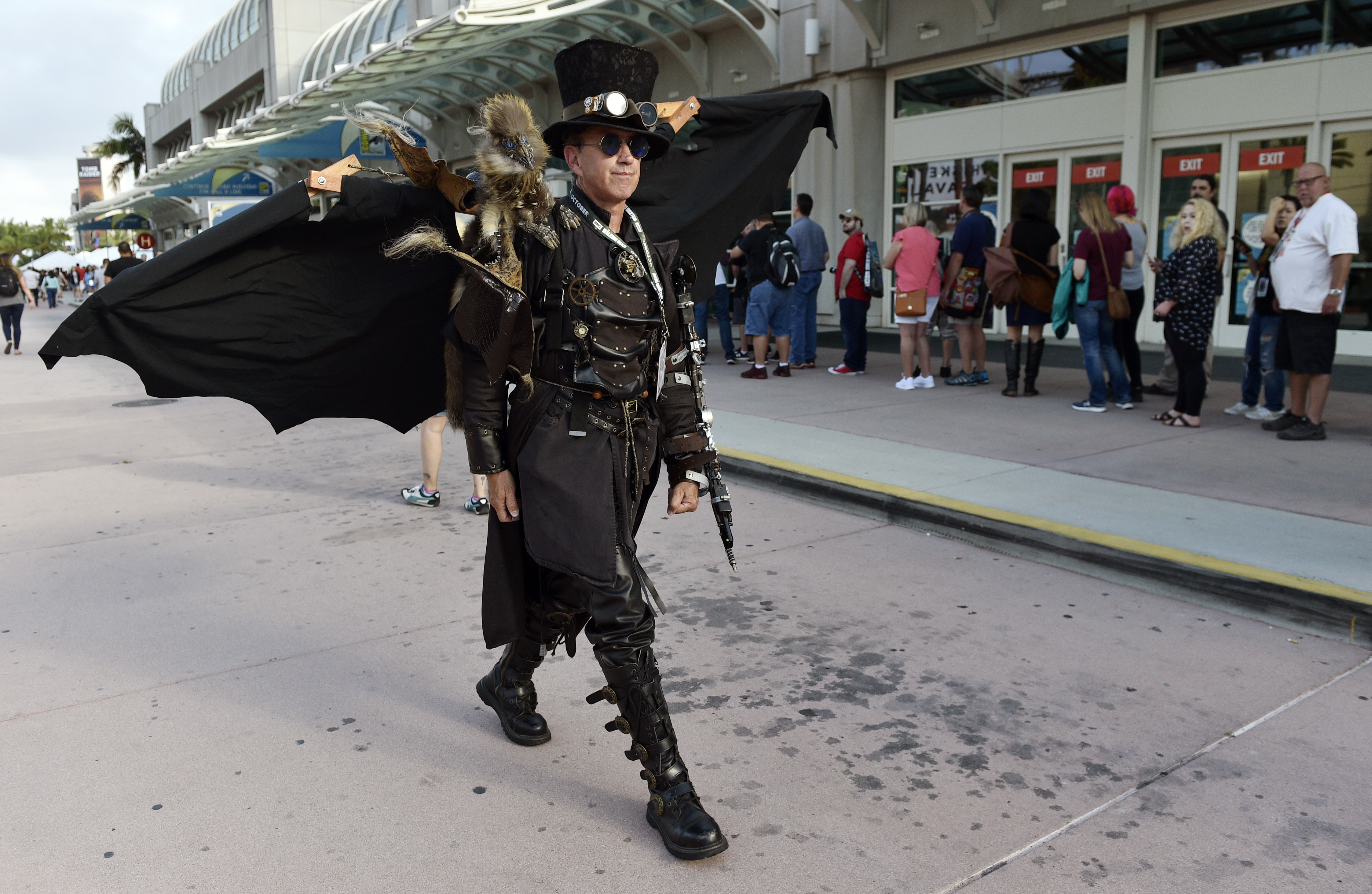 Dean LeCrone, of San Diego, wears his Dr. Artemus Peepers costume as he walks past attendees to Preview Night of the 2018 Comic-Con International at the San Diego Convention Center, Wednesday, July 18, 2018, in San Diego. LeCrone said that this was his 28th Comic-Con. (Photo by Chris Pizzello/Invision/AP)