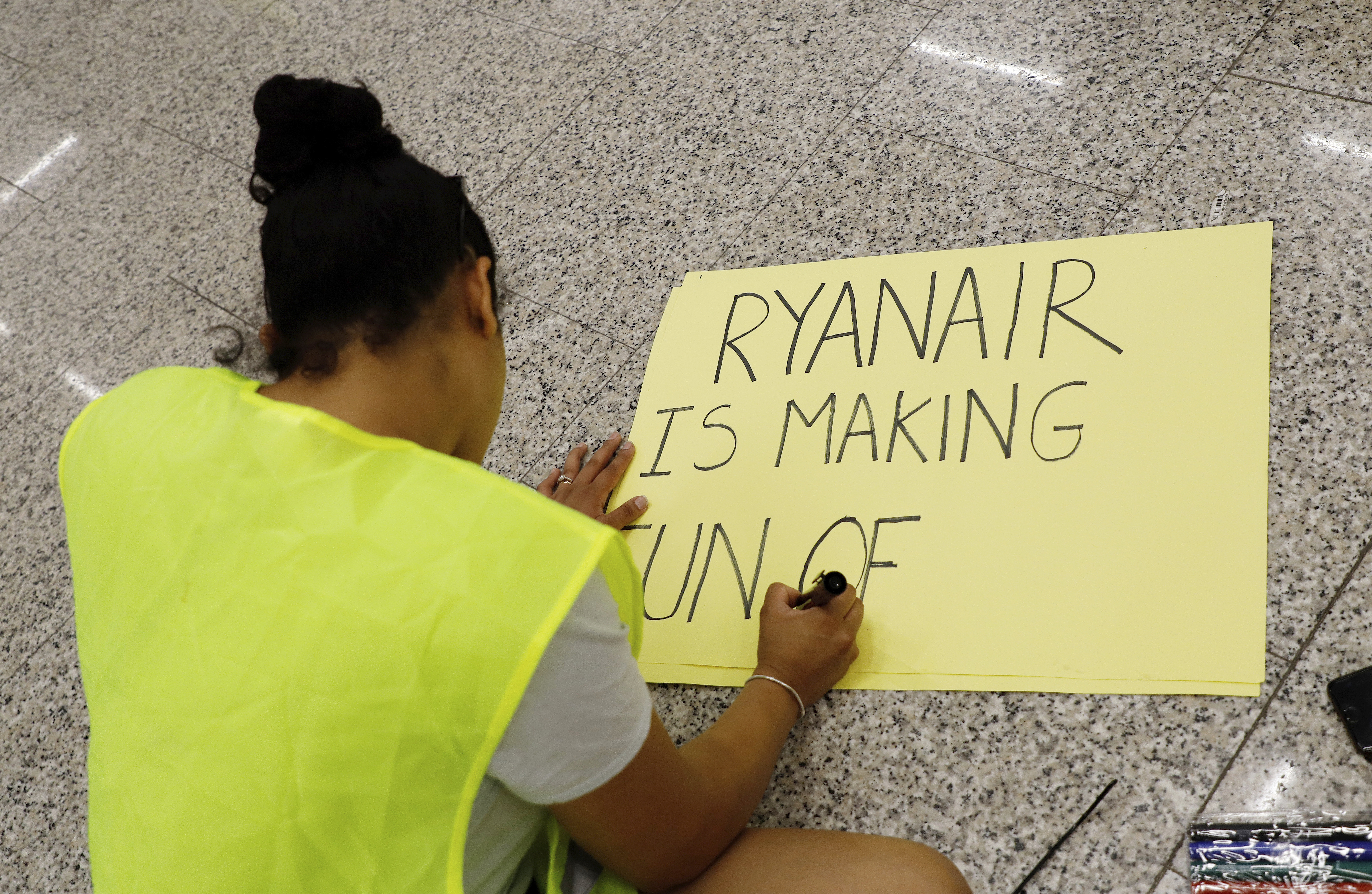 25 July 2018, Spain, Mallorca, Palma: Ryanair cabin crew on a strike at Palma de Mallorca airport demanding more money and better conditions. The start of a two-day strike by cabin crew at the low-cost airline Ryanair has caused great displeasure among countless travellers in several European countries. The highest number of cancellations occurred in Spain, where Ryanair cancelled 200 flights - just under a quarter of all its flights. In Mallorca alone, 72 flights were cancelled among which were 10 of the 40 heading to Germany on 25 July 2018 due to the strike. Photo by: Clara Margais/picture-alliance/dpa/AP Images