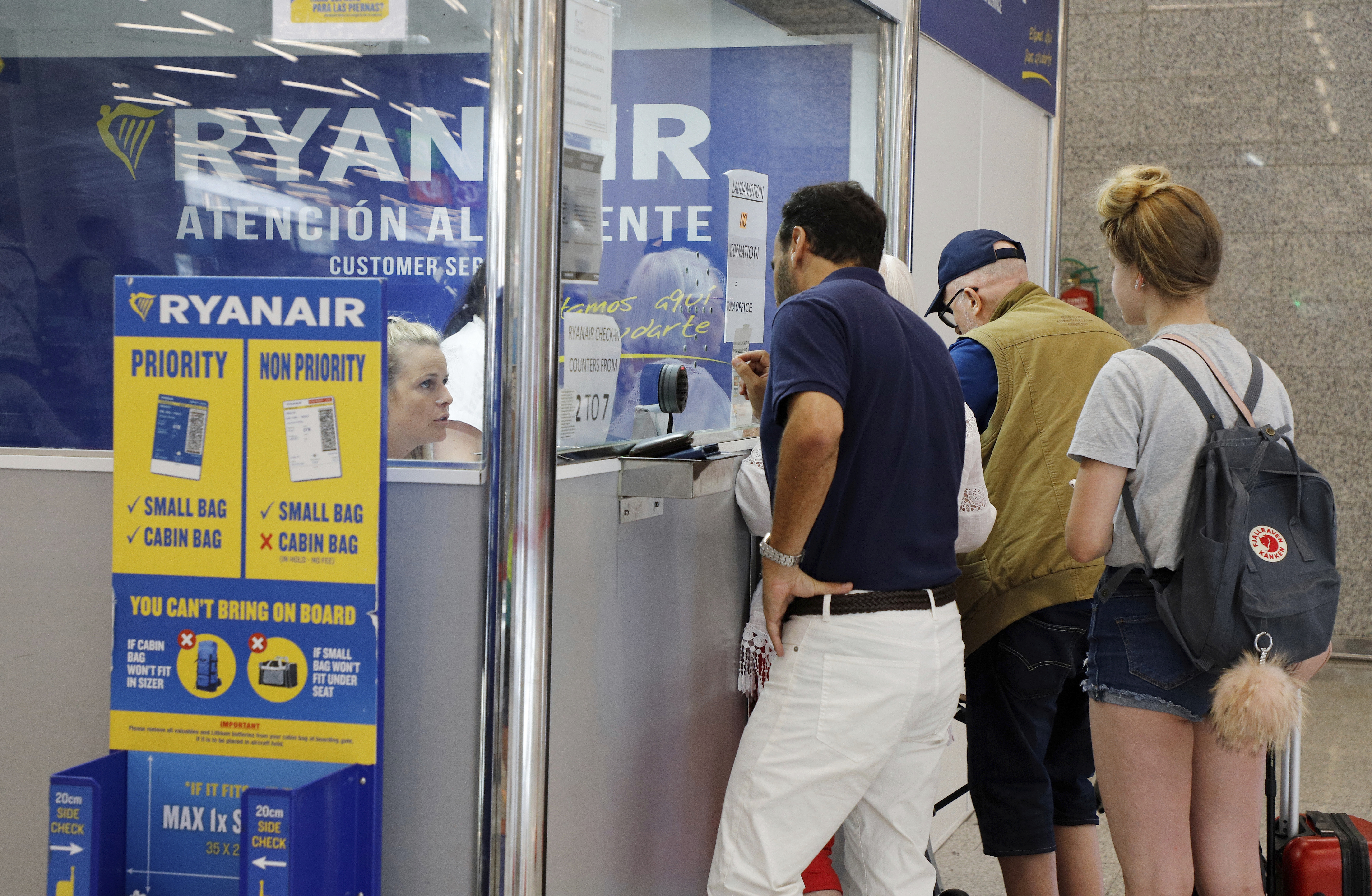 25 July 2018, Spain, Mallorca, Palma: Passengers are queuing up at the Ryanair service desk at Palma de Mallorca airport. The start of a two-day strike by cabin crew at the low-cost airline Ryanair has caused great displeasure among countless travellers in several European countries. The highest number of cancellations occurred in Spain, when Ryanair cancelled 200 flights. In Mallorca alone, 72 flights were cancelled among which 10 were to Germany, on July 25, 2018. Photo by: Clara Margais/picture-alliance/dpa/AP Images