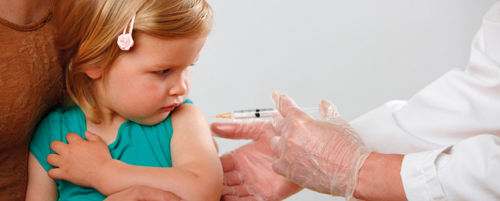 Una bambina prima della vaccinazione