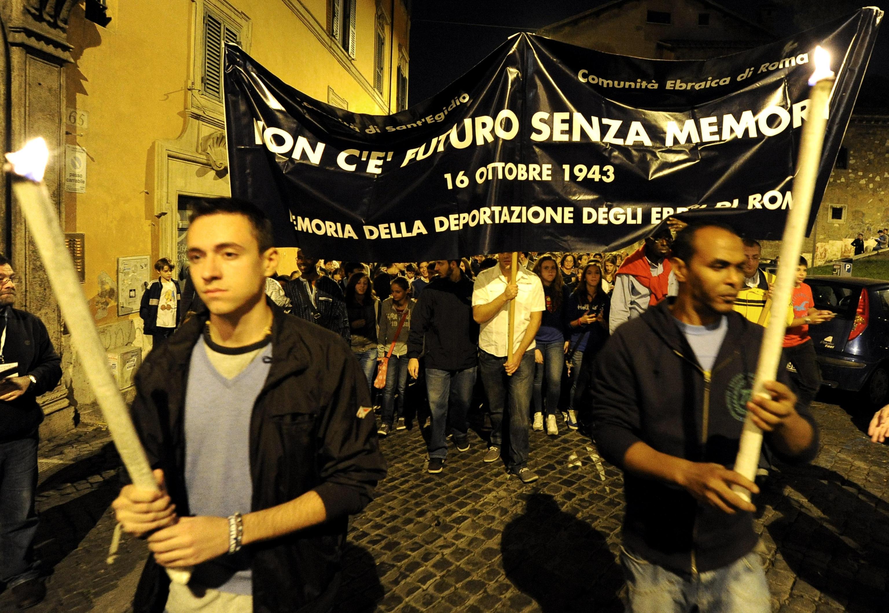 Un momento della manifestazione, organizzata dalla Comunita' di Sant'Egidio e la Comunita' ebraica della Capitale, in ricordo del rastrellamento del ghetto di Roma avvenuto il 16 ottobre 1943, Roma, 16 ottobre 2012.   ANSA / ETTORE FERRARI