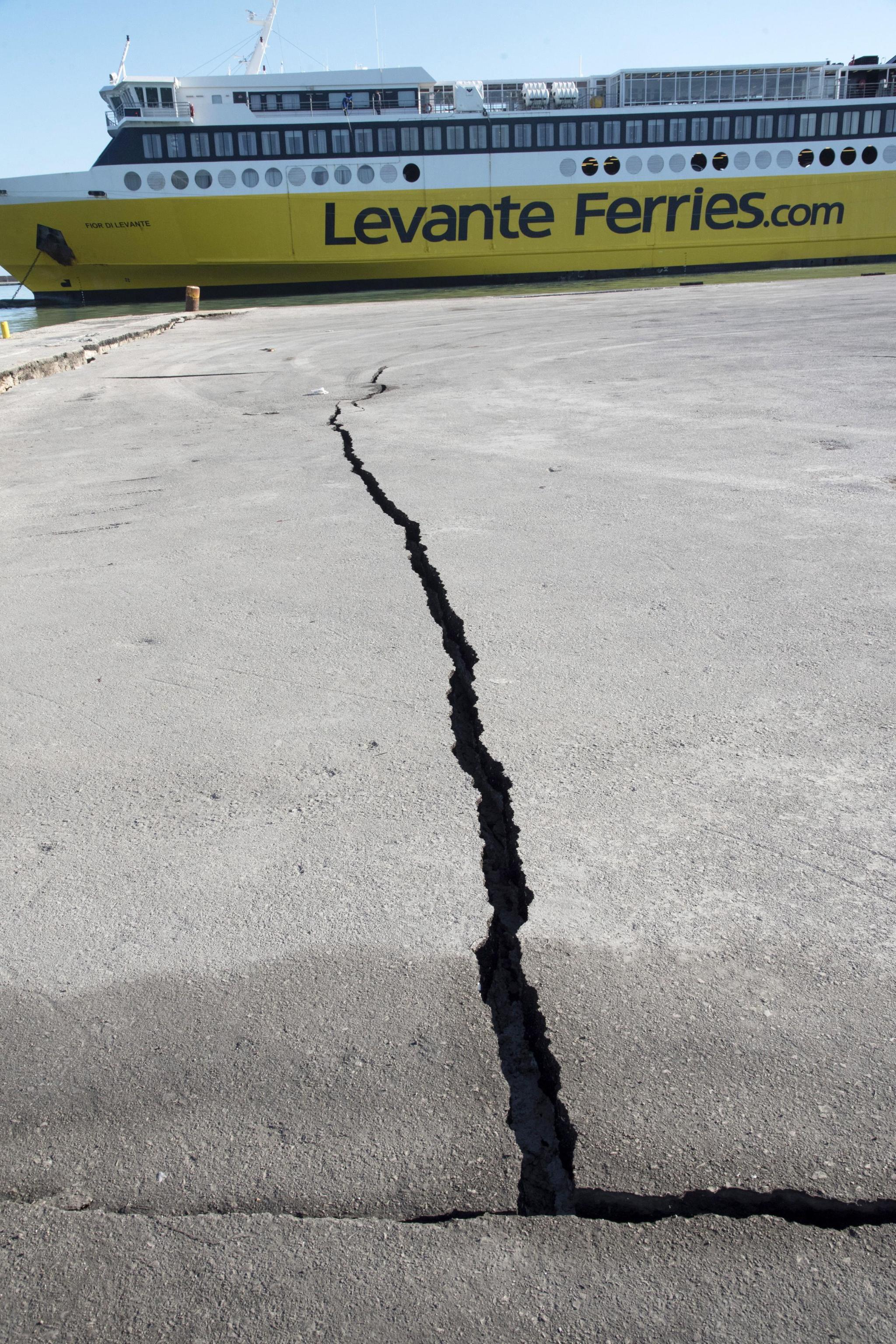 epa07120837 Damages are seen at the port of the island of Zakynthos, Ionian Sea, west Greece, 26 October 2018. A strong earthquake, with magnitude 6.8, shook the touristic island at 1.54 late night.  No casualties or major damages were reported.  EPA/KONSTANTINOS SYNETOS