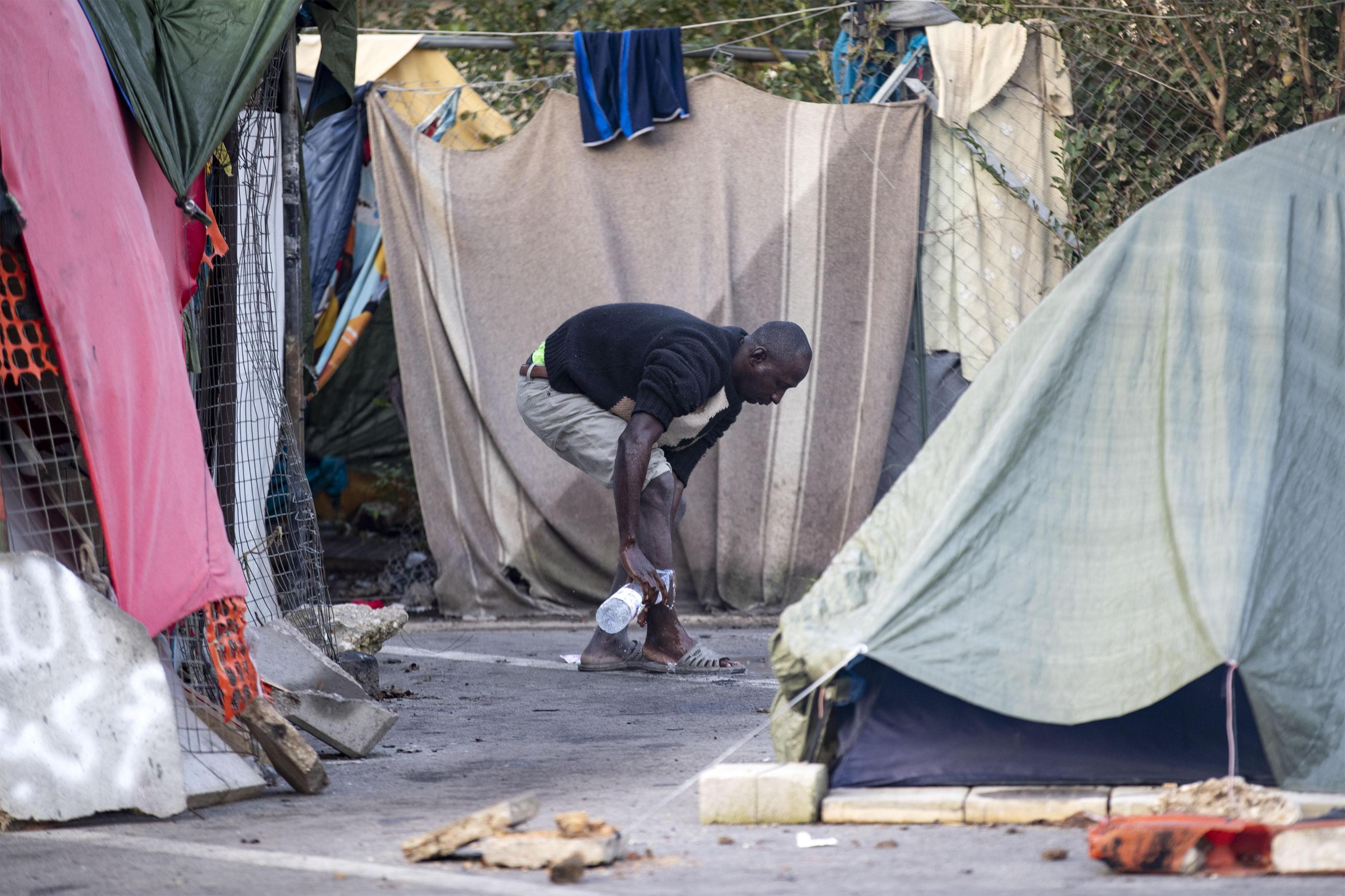 A camp run by volunteers providing food and shelter to migrants near to Rome's Tiburtina railway station was cleared by the authorities on Tuesday, 13 November 2018. Around 200 migrants were in the Baobab Experience camp before the eviction. ANSA/MASSIMO PERCOSSI