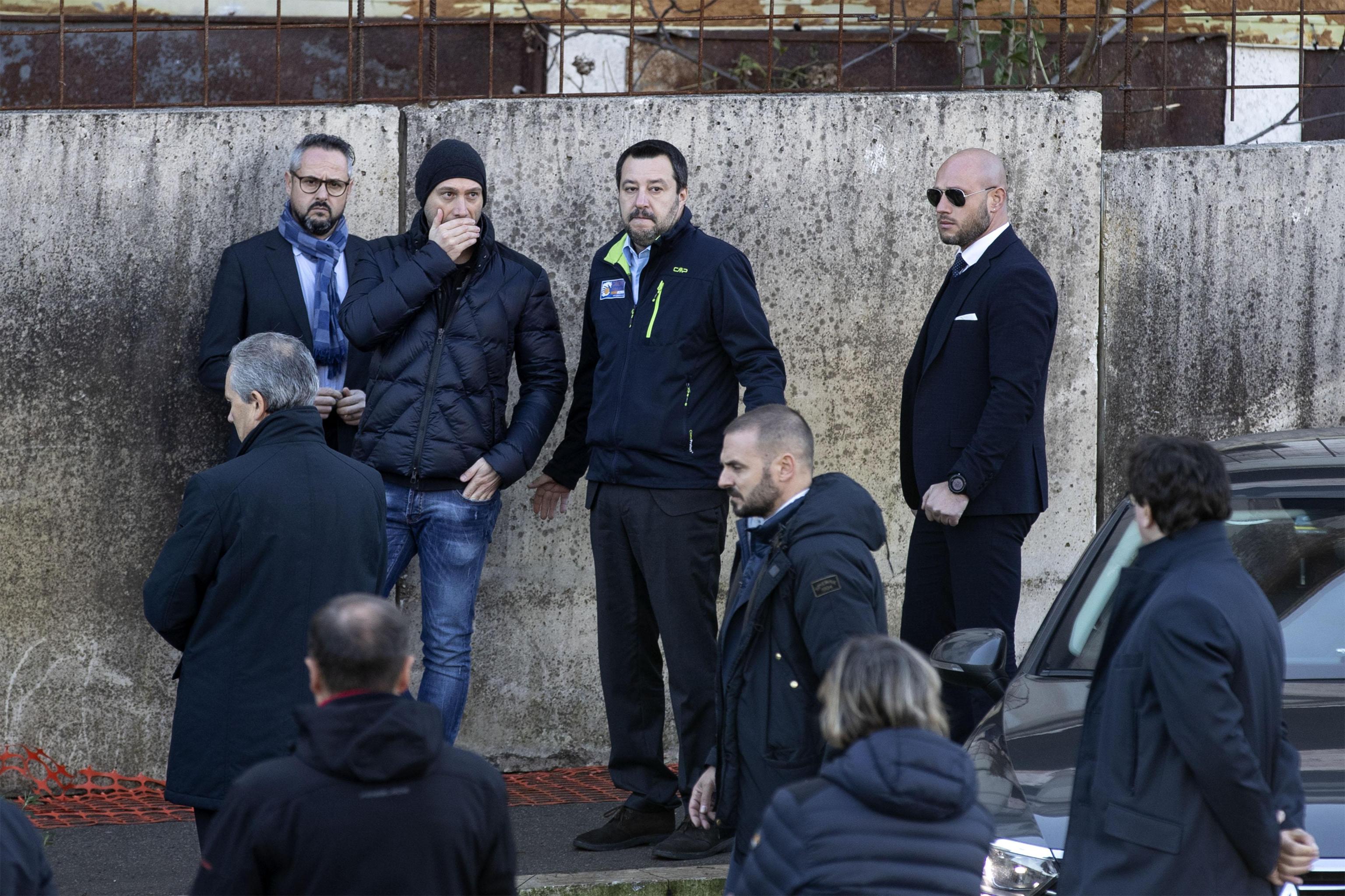 Il ministro dell'Interno e vicepremier Matteo Salvini  nello stabile dell'ex fabbrica di Penicillina dove da stamattina è in corso lo sgombero a Roma, 10 dicembre 2018. 
ANSA/PERI - PERCOSSI