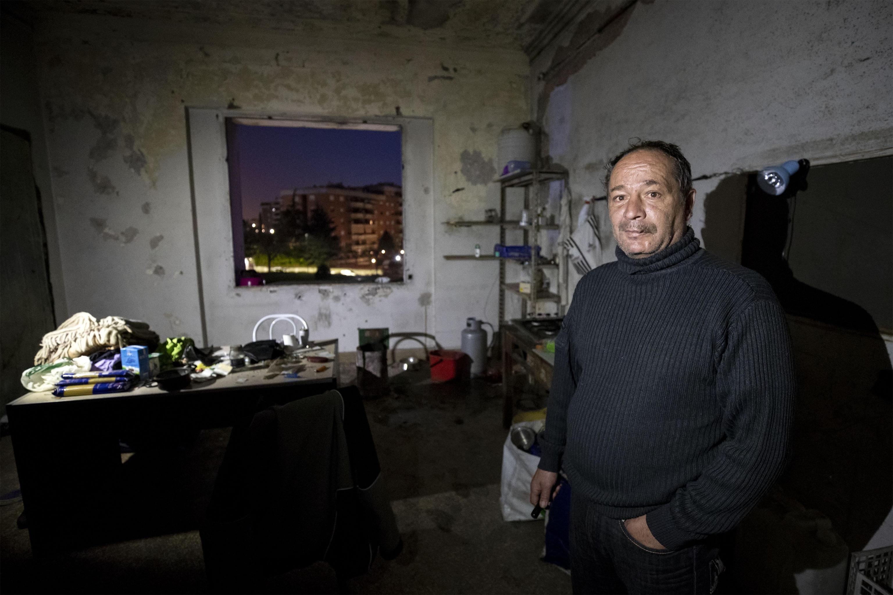 Alessandro un italiano che vive nell'ex fabbrica di penicillina su via Tiburtina a Roma, 10 dicembre 2018
ANSA/PERI PERCOSSI