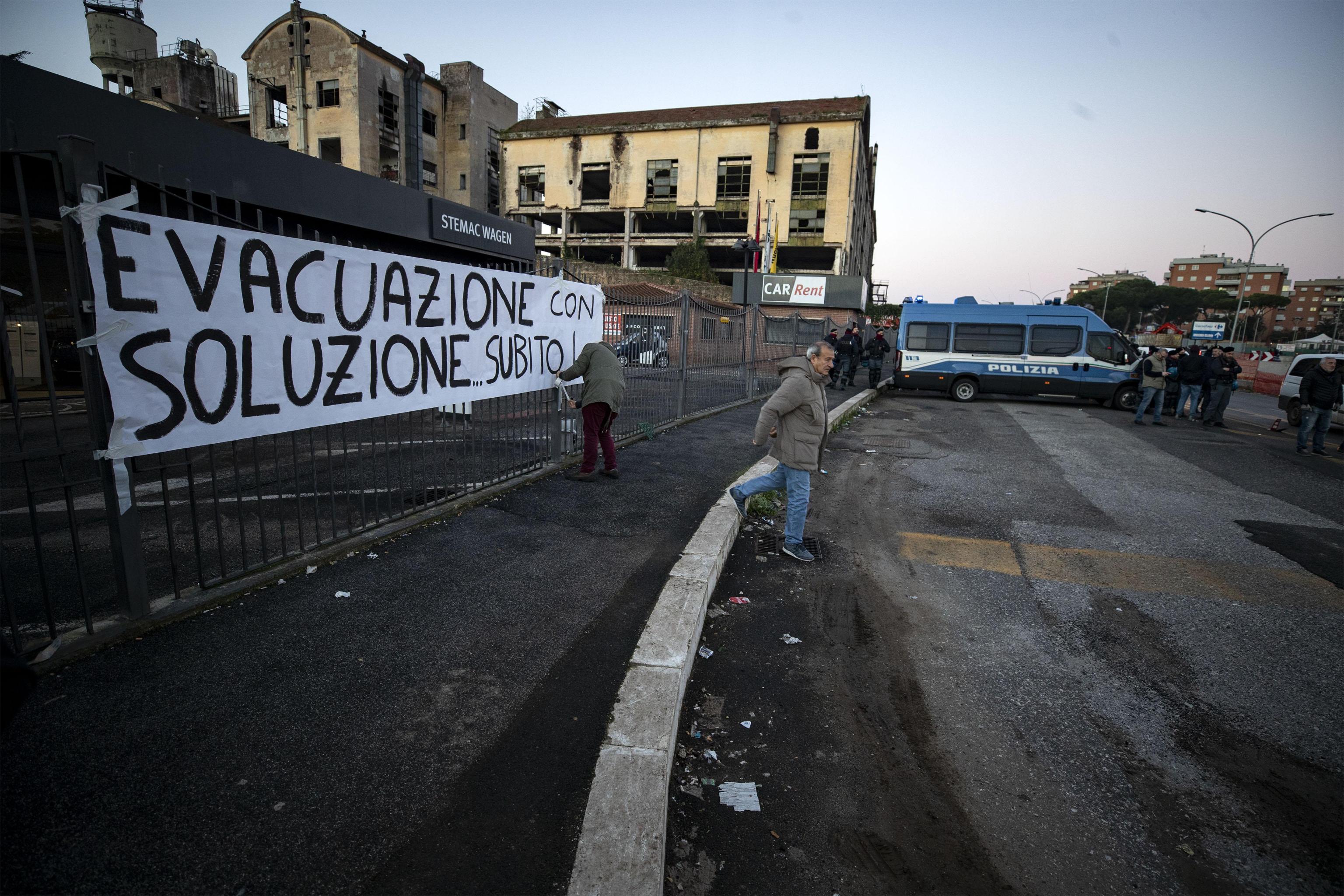 Uno striscione fuori dell'ex fabbrica di penicillina su via Tiburtina a Roma, 10 dicembre 2018. ANSA/PERI - PERCOSSI