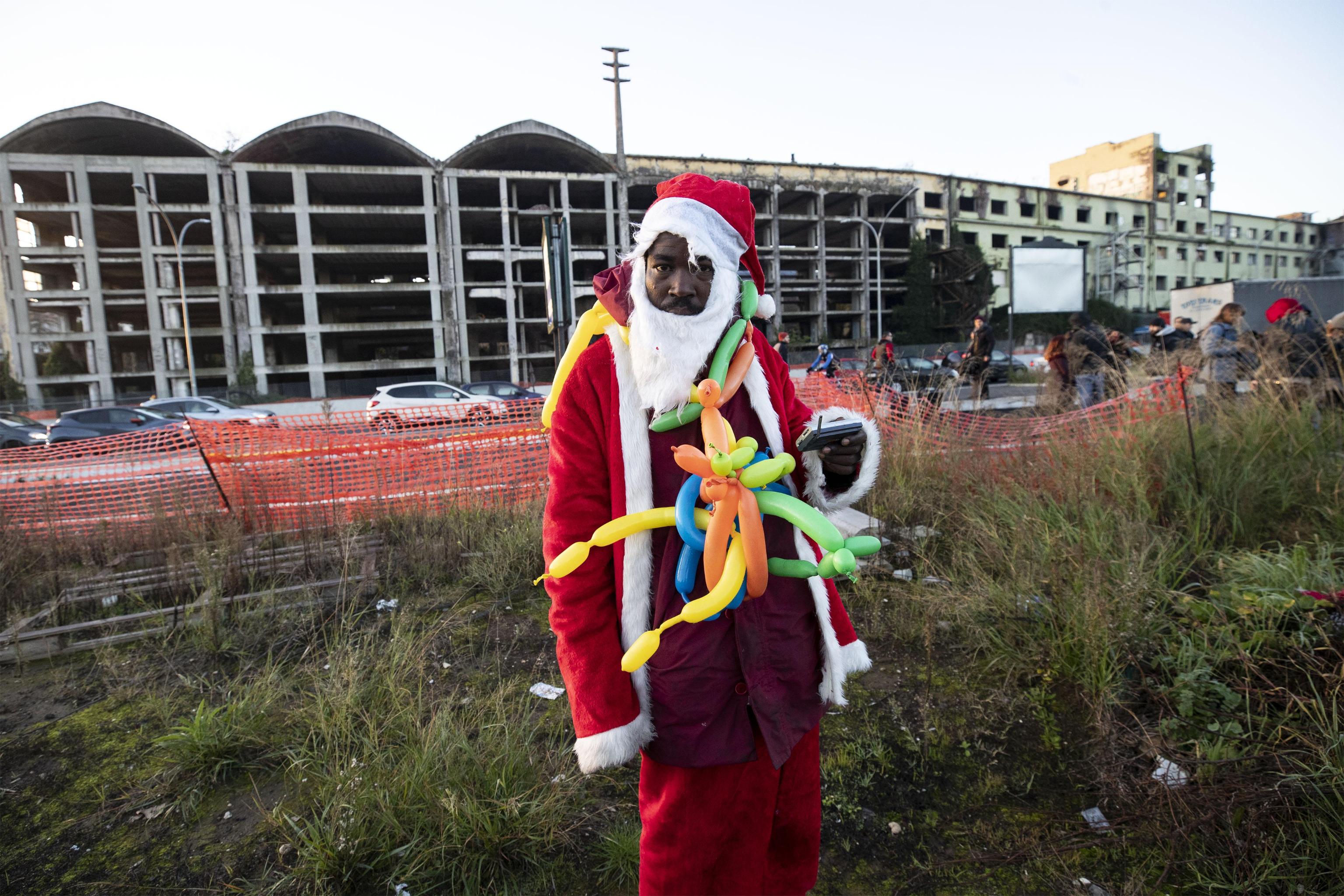 Un abitante, vestito da babbo Natale,  dell'ex fabbrica di penicillina su via Tiburtina a Roma, 10 dicembre 2018. ANSA/PERI - PERCOSSI
