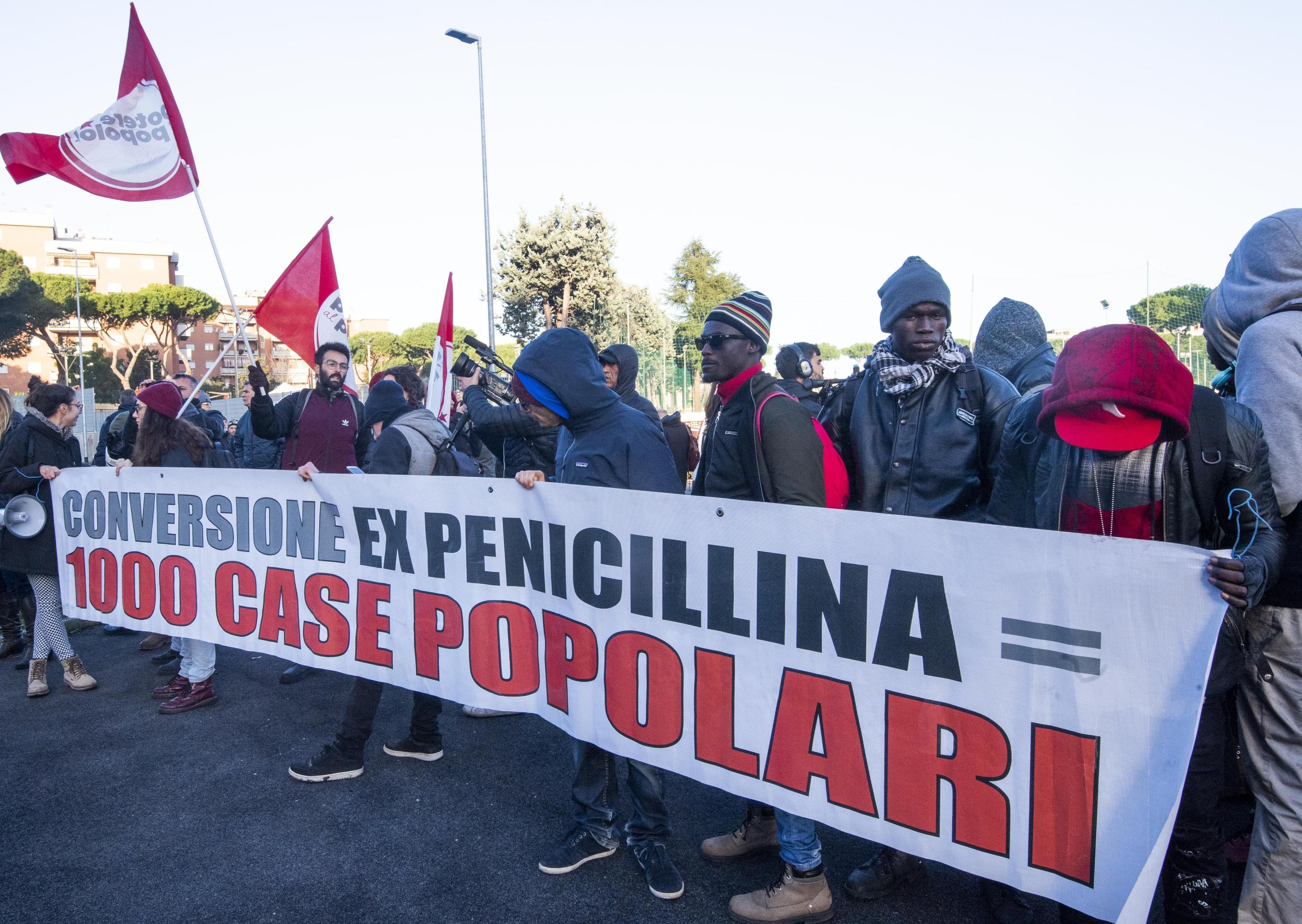 La protesta per lo sgombero della ex Fabbrica della Penicillina in via Tiburtina a Roma, 10 dicembre 2018. ANSA/PERI - PERCOSSI