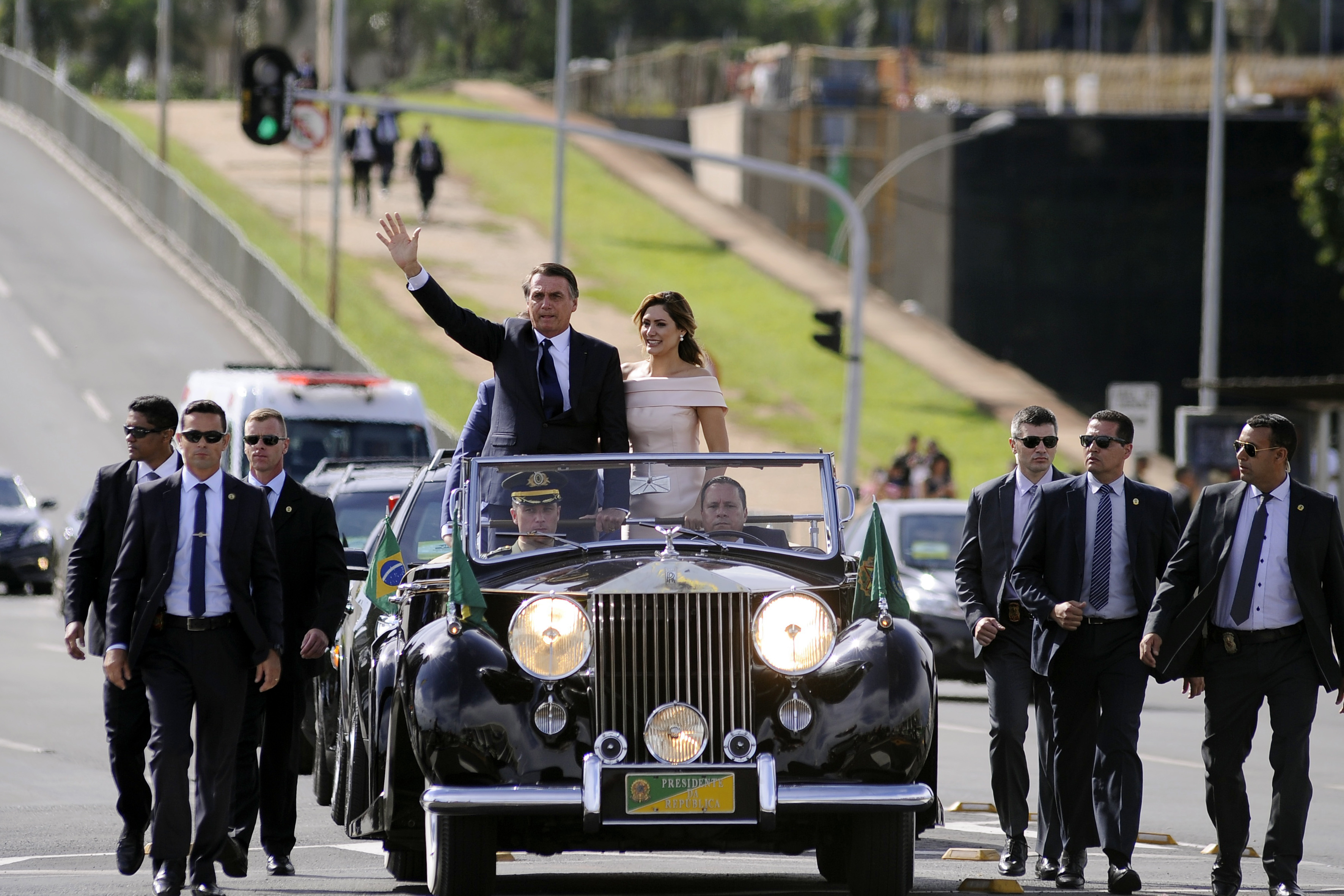 01 January 2019, Brazil, Brasilia: Brazil's President Jair Bolsonaro waves while he and his wife Michelle drive through the capital Brasilia in an open Rolls Royce. The ultra-right ex-military Jair Bolsonaro has been sworn in as the new president of Brazil. The 63-year-old took his oath of office in Congress on Tuesday. Photo by: Alan Morici/picture-alliance/dpa/AP Images