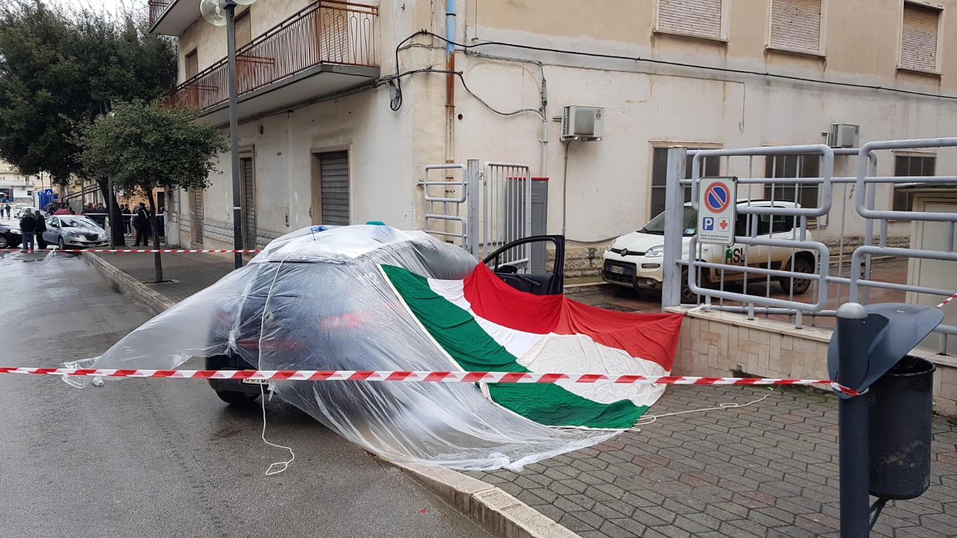 L'auto in cui è stato ucciso Vincenzo Di Gennaro, il 13 aprile 2019, coperta con un tricolore. ANSA/FRANCO CAUTILLO