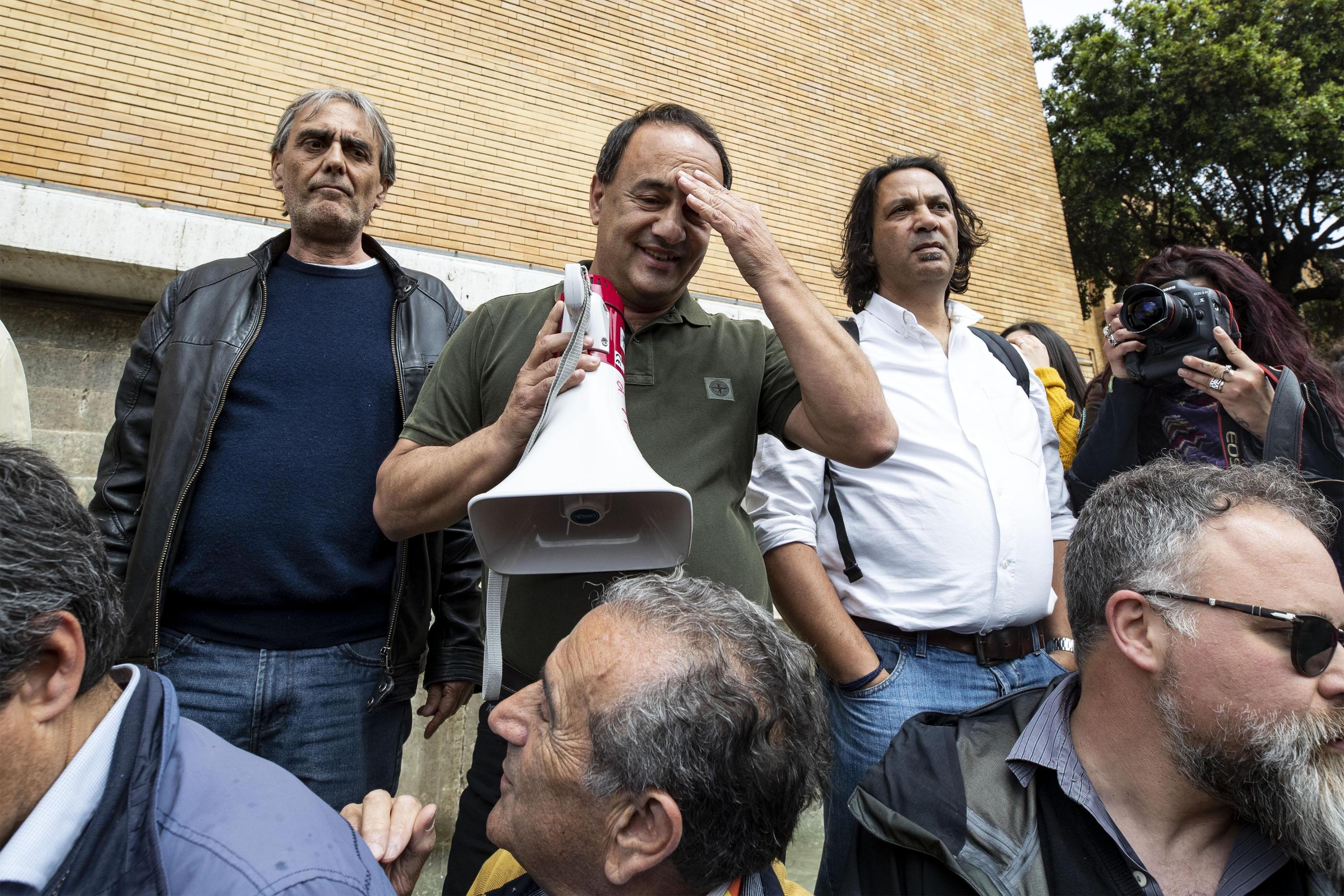 L'ex sindaco di Riace Mimmo Lucano (C) parla agli studenti della sapienza radunati in piazzale Aldo Moro, Roma, 13 maggio 2019
ANSA/MASSIMO PERCOSSI