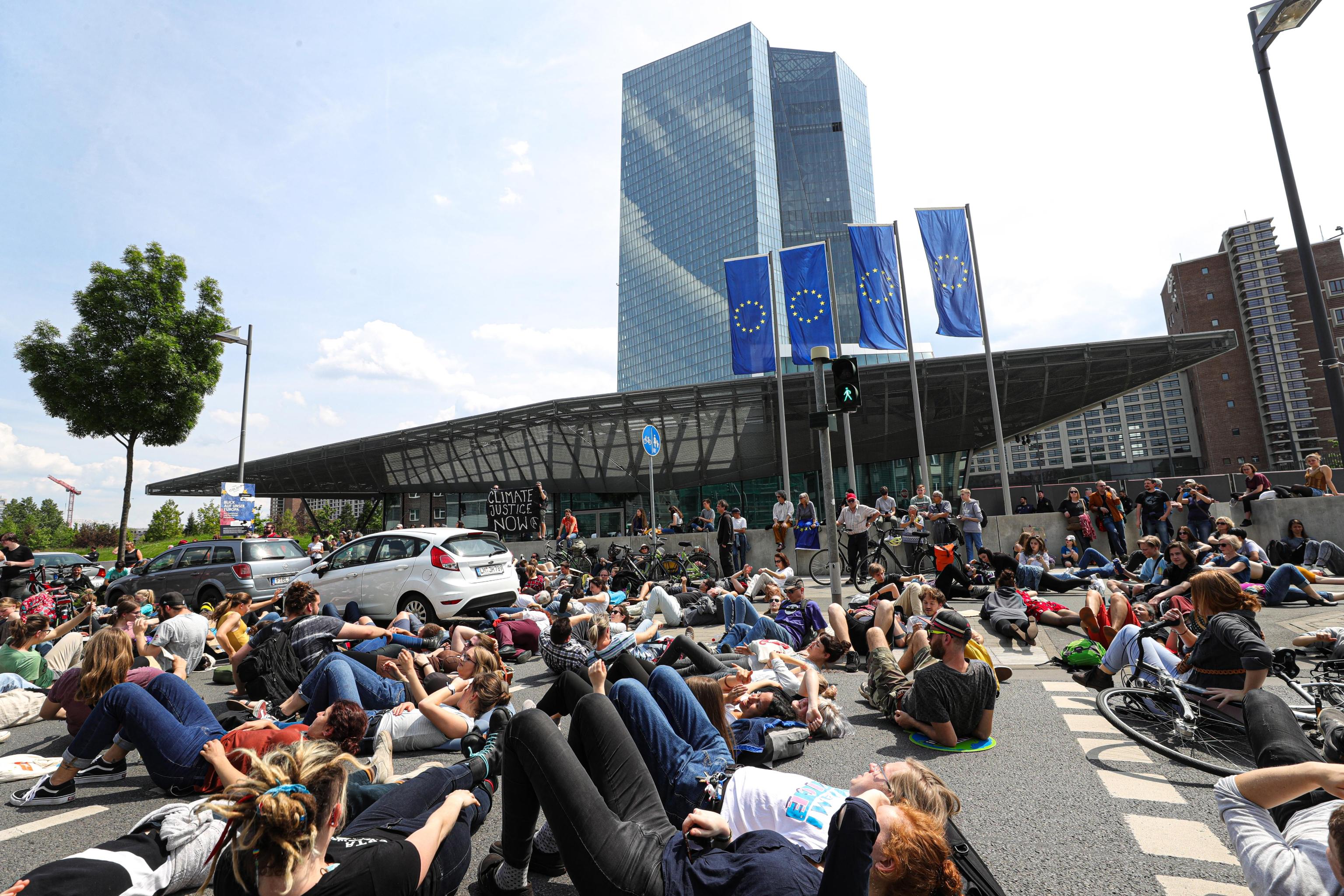 epa07597129 Students take part in a demonstration against climate change in front of the European Central Bank (ECB), in Frankfurt Main, Germany, 24 May 2019. Youth and students across the world are taking part in a student strike movement called #FridayForFuture which was sparked by Greta Thunberg of Sweden, a sixteen year old climate activist who has been protesting outside the Swedish parliament every Friday since August 2018.  EPA/ARMANDO BABANI