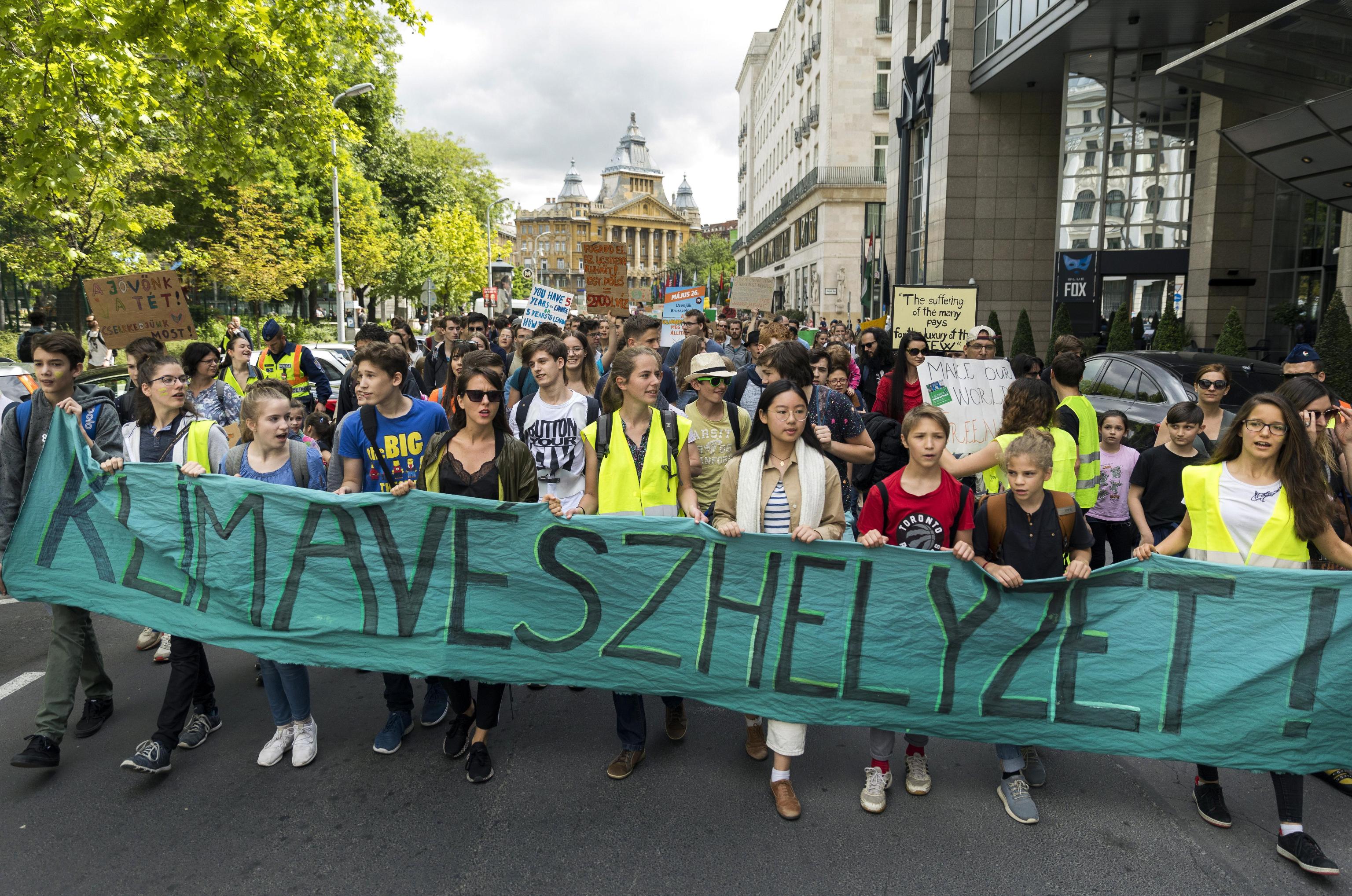 epa07596990 Young demonstrators take part in a climate protest organized by the Fridays For Future Hungary and the Extinction Rebellion Hungary in downtown Budapest, Hungary, 24 May 2019.  EPA/Balazs Mohai HUNGARY OUT