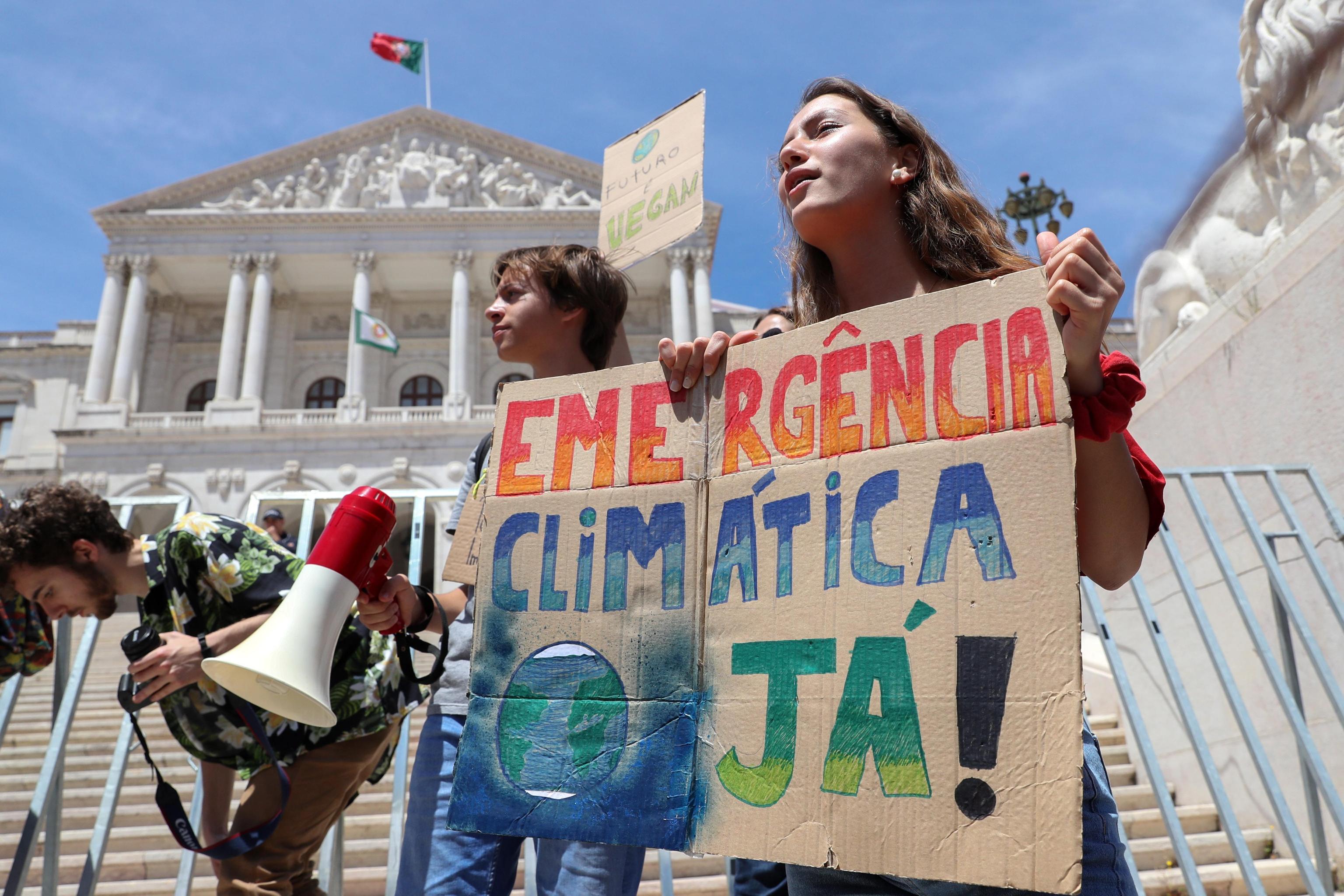 epa07597183 Students demonstrate during a Climate Strike protest in Lisbon, Portugal, 24 May 2019. Students from several countries worldwide plan to skip class Friday in protest over their governments' failure to act against global warming.  EPA/Inacio Rosa