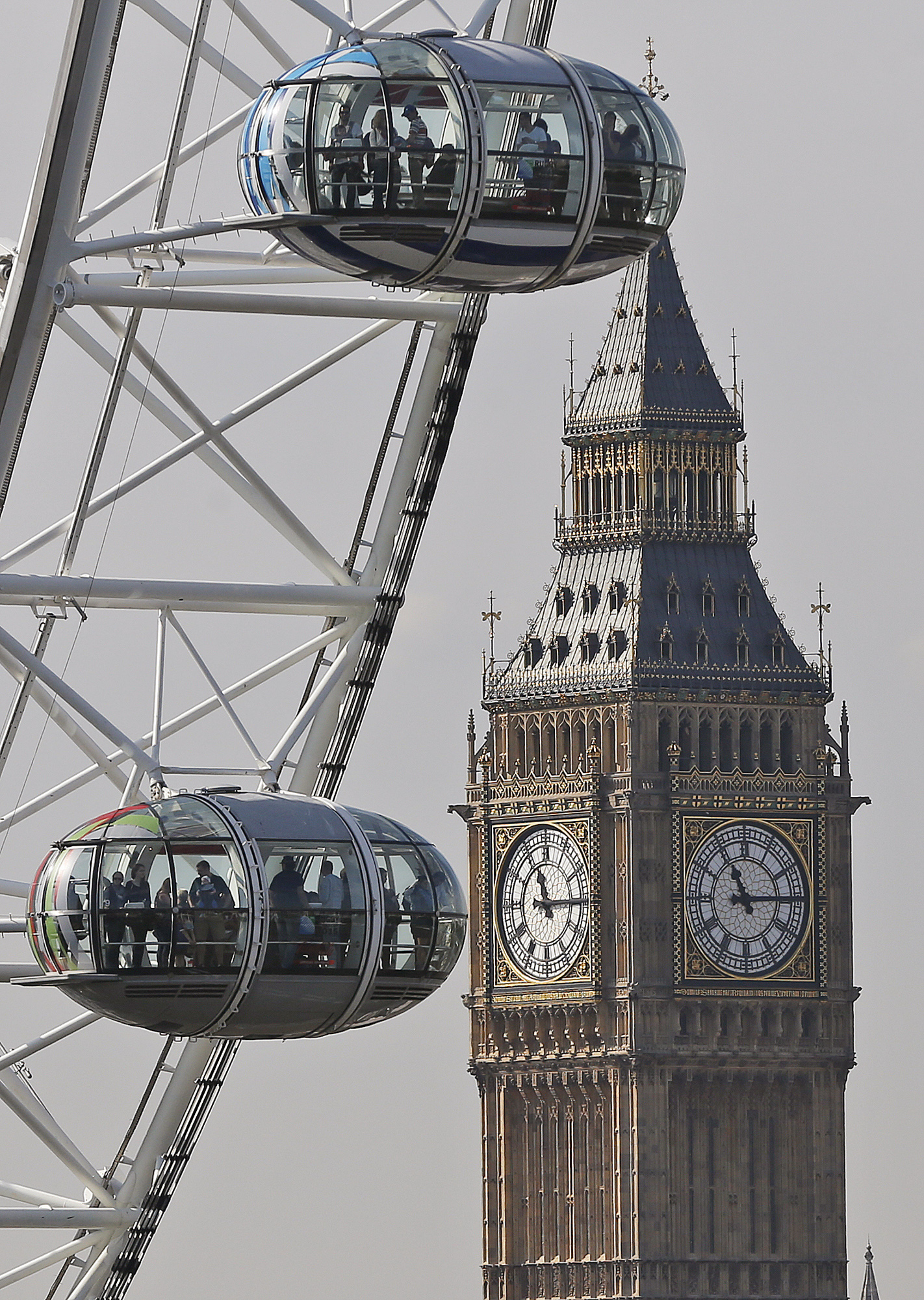 People on the London Eye look at London landmark  Big Ben during a a bright  September morning in London, Friday, Sept. 11, 2015.(AP Photo/Frank Augstein)