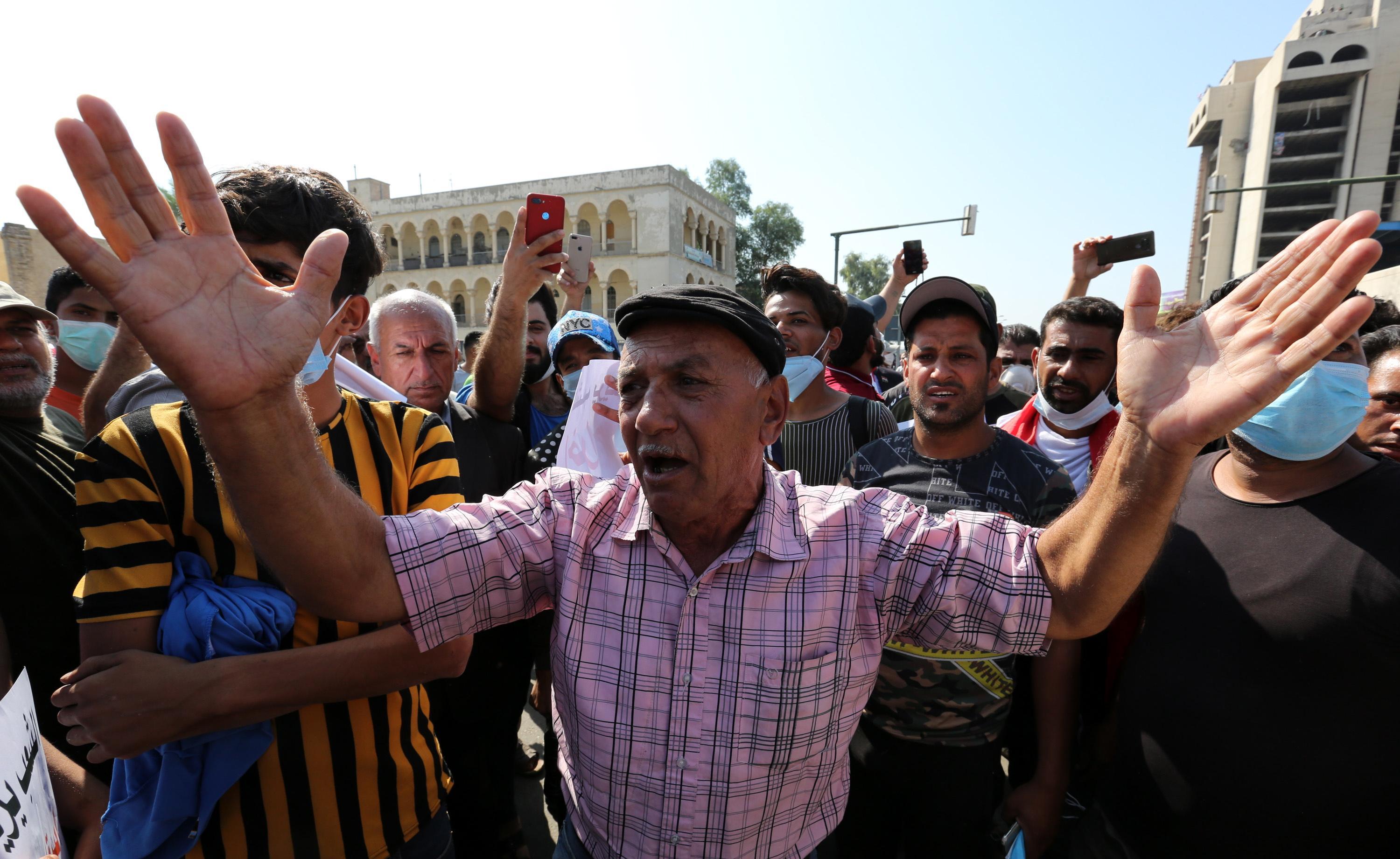 epa07950739 Iraqi protesters chant slogans during protests at Tahrir square in central Baghdad, Iraq, 26 October 2019. According to media reports, at least 40 people died during violence between security forces and people protesting against the government in Baghdad and southern Iraqi cities.  EPA/AHMED JALIL