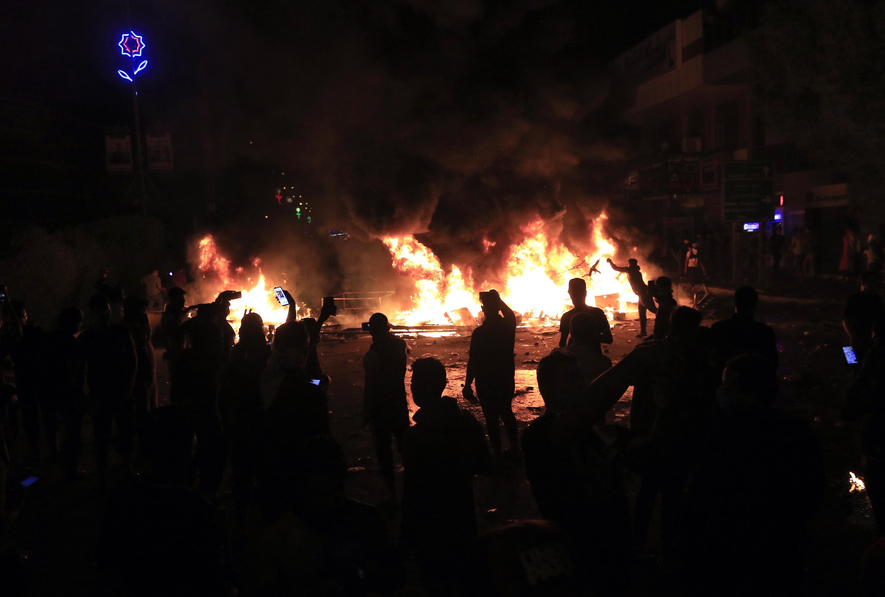 epa07957545 Iraqi protesters burn tires during a protest in Karbala, southern Iraq, 28 October 2019 (issued on 29 October 2019). Medical sources state that at least 13 protesters were killed and dozens others were wounded when Iraqi security forces attacked the site of protests in Karbala city southern Iraq on 28 October.  EPA/FURQAN AL-AARAJI