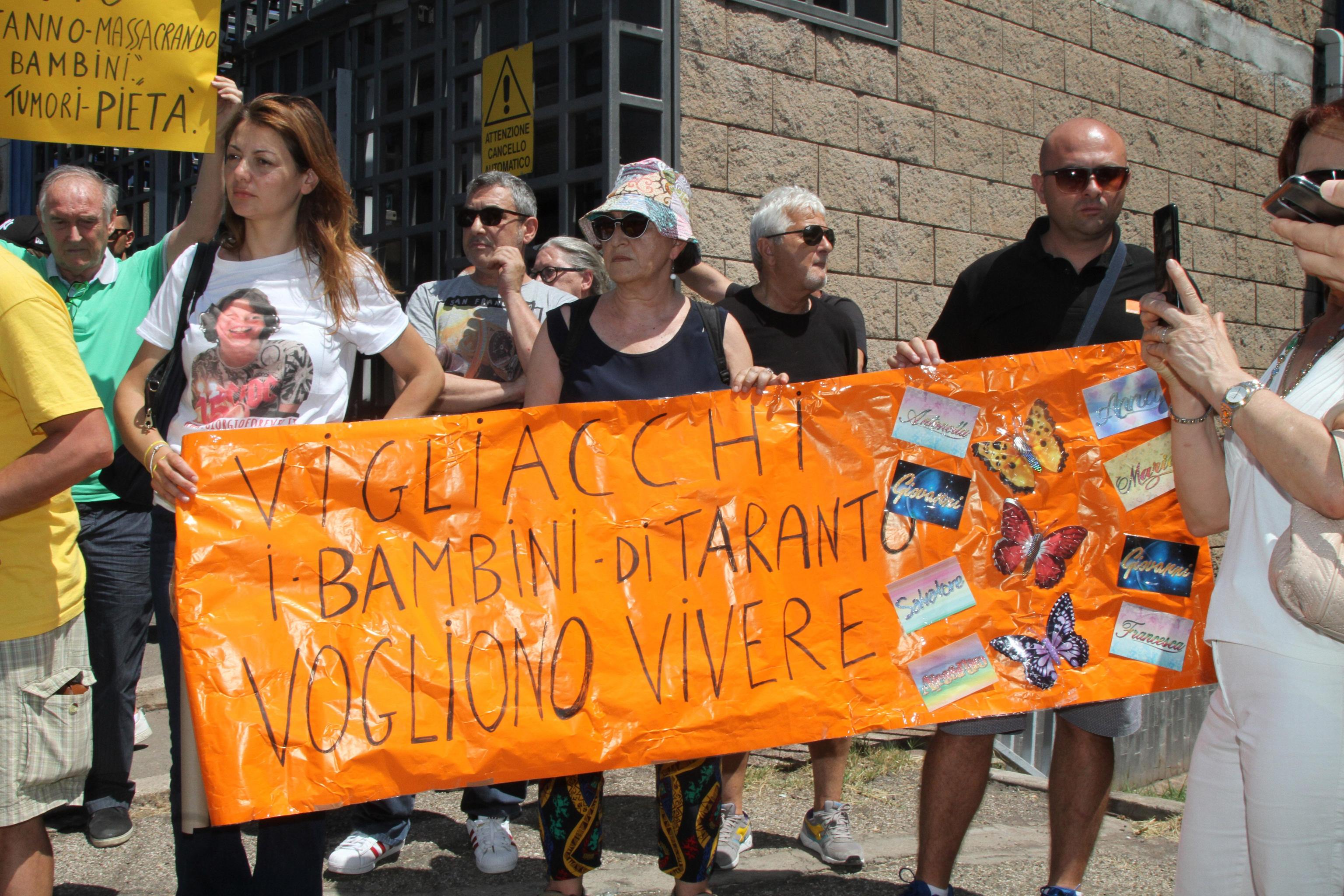 Un cartello esposto durante la manifestazione delle associazioni ambientaliste tarantine davanti alla sede della Arcelor Mittal di protesta contro le politiche del Governo, Taranto, 24 giugno 2019. ANSA/RENATO INGENITO