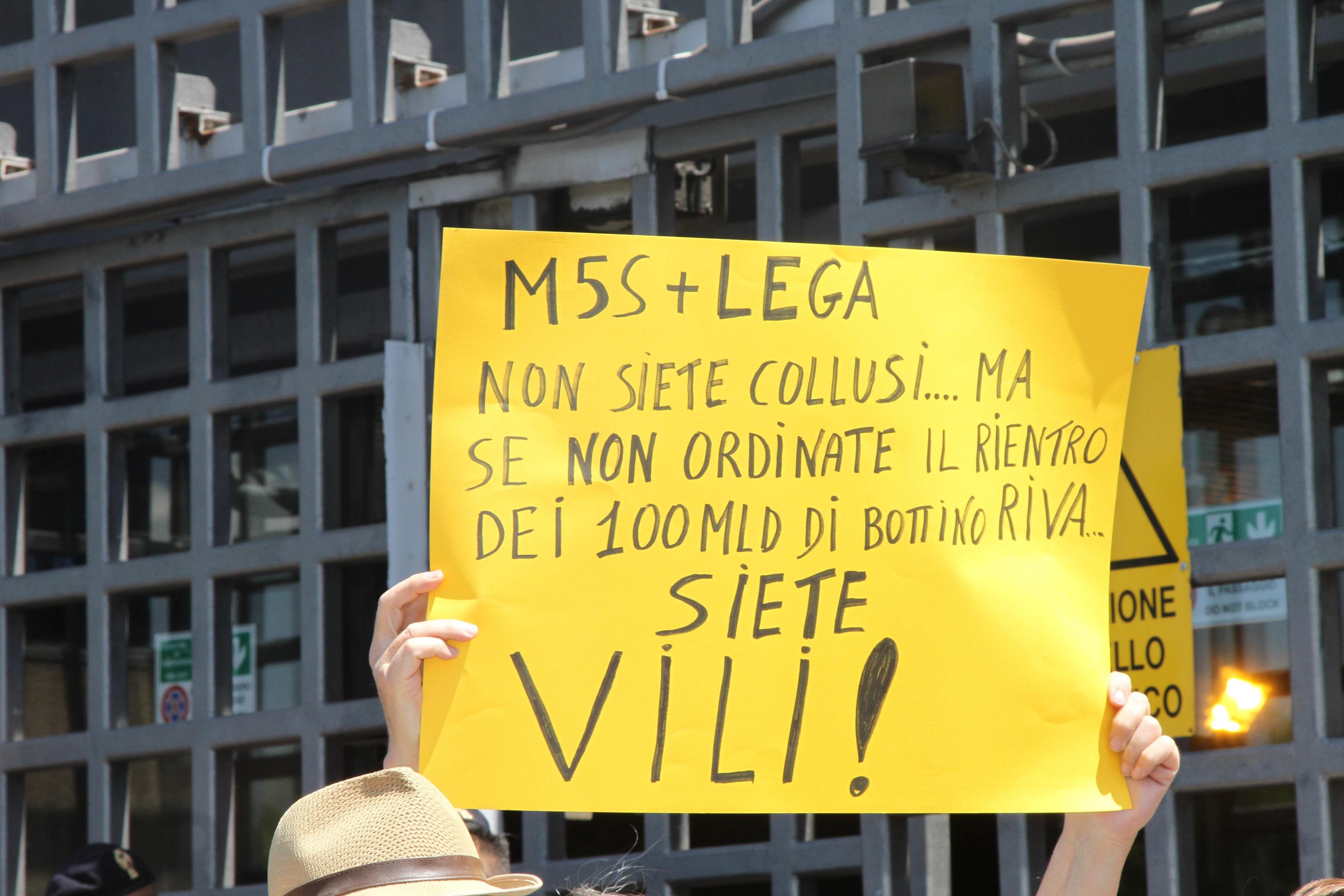 Un cartello esposto durante la manifestazione di protesta delle associazioni ambientaliste tarantine contro le politiche del Governo davanti alla sede della Arcelor Mittal, Taranto, 24 giugno 2019. ANSA/RENATO INGENITO