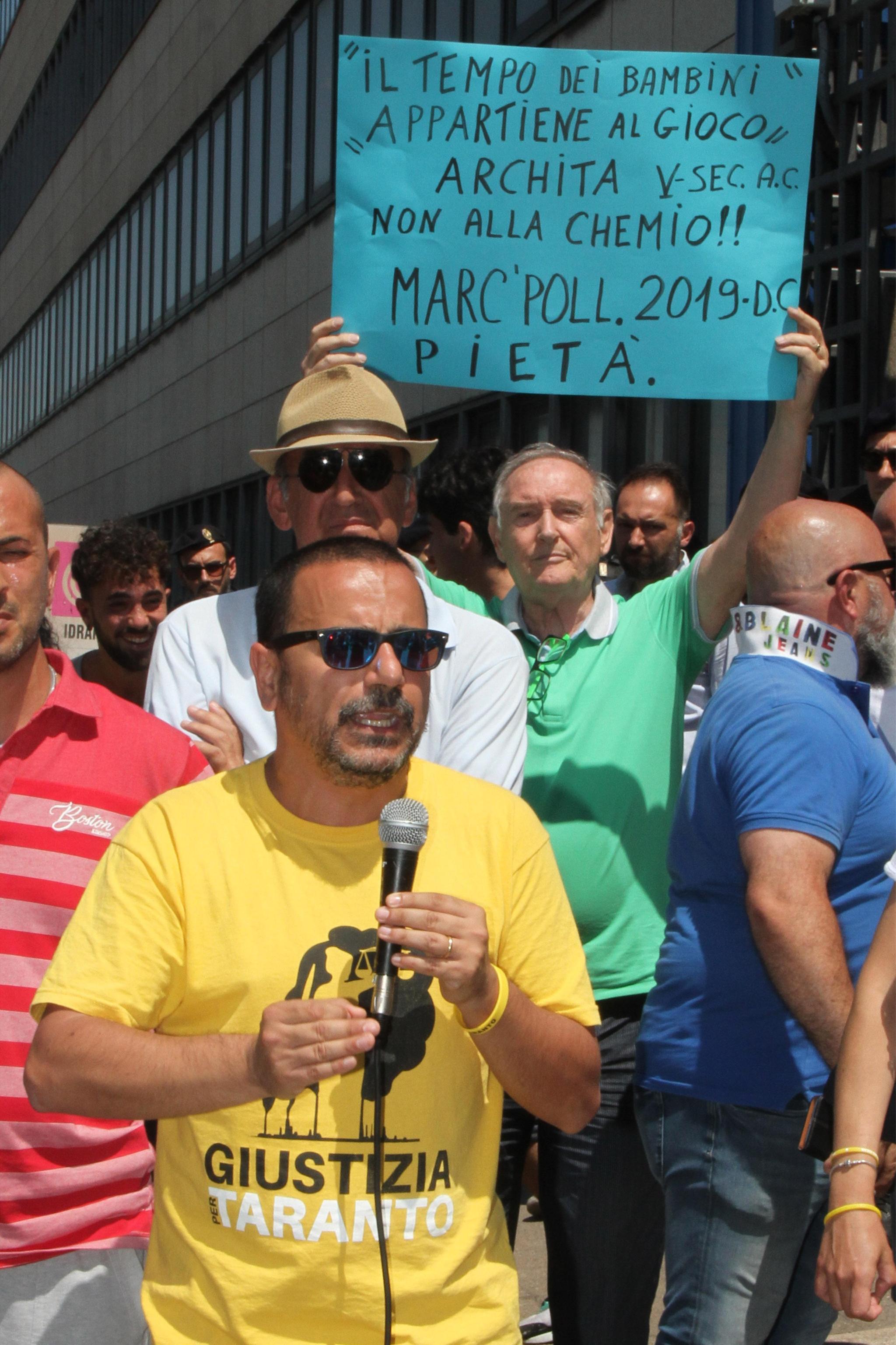 La manifestazione di protesta delle associazioni ambientaliste tarantine contro le politiche del Governo davanti alla sede della Arcelor Mittal, Taranto, 24 giugno 2019. ANSA/RENATO INGENITO