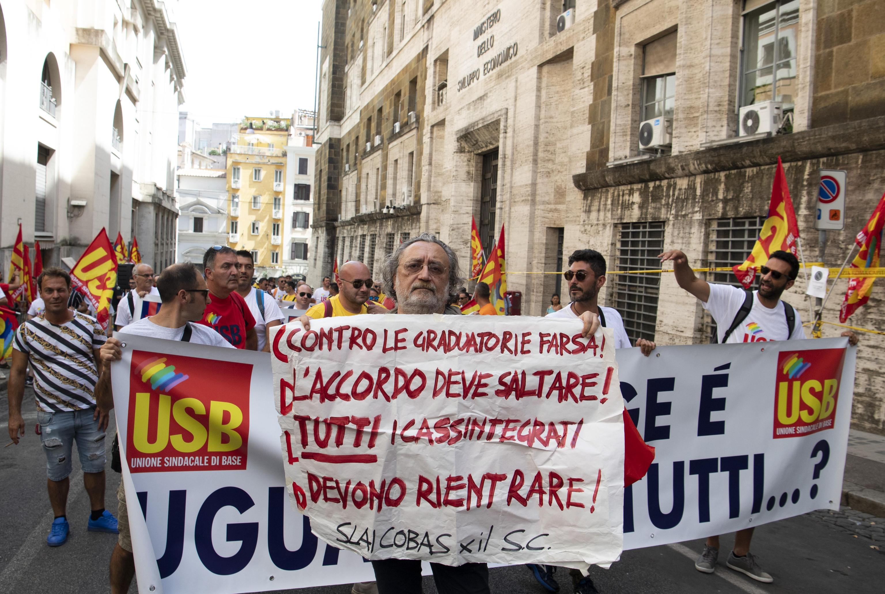 Lavoratori di Arcelor Mittal manifestano sotto il Mise a Roma, 9 luglio 2019.   ANSA/MAURIZIO BRAMBATTI