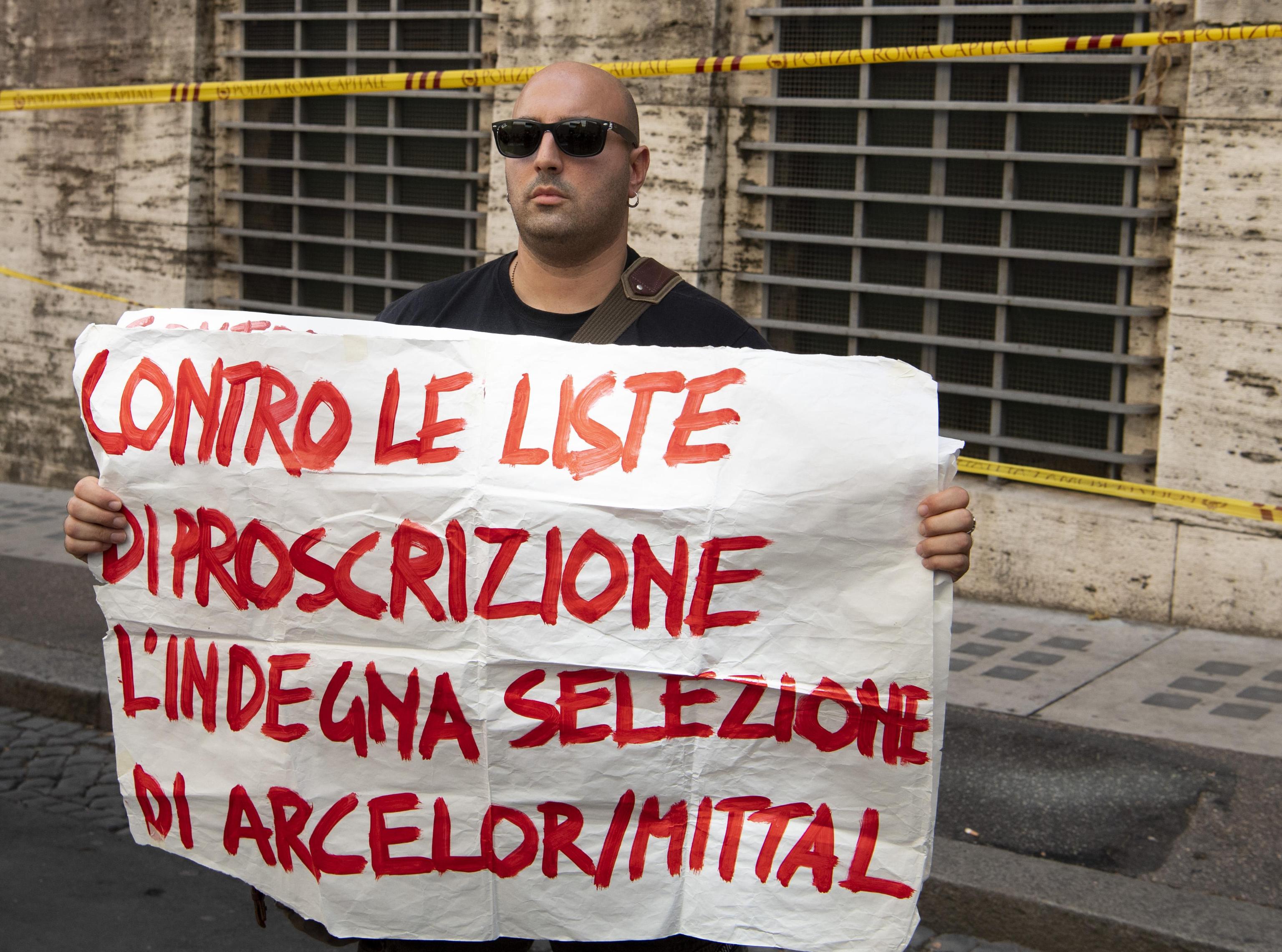 Lavoratori di Arcelor Mittal manifestano sotto il Mise a Roma, 9 luglio 2019.   ANSA/MAURIZIO BRAMBATTI