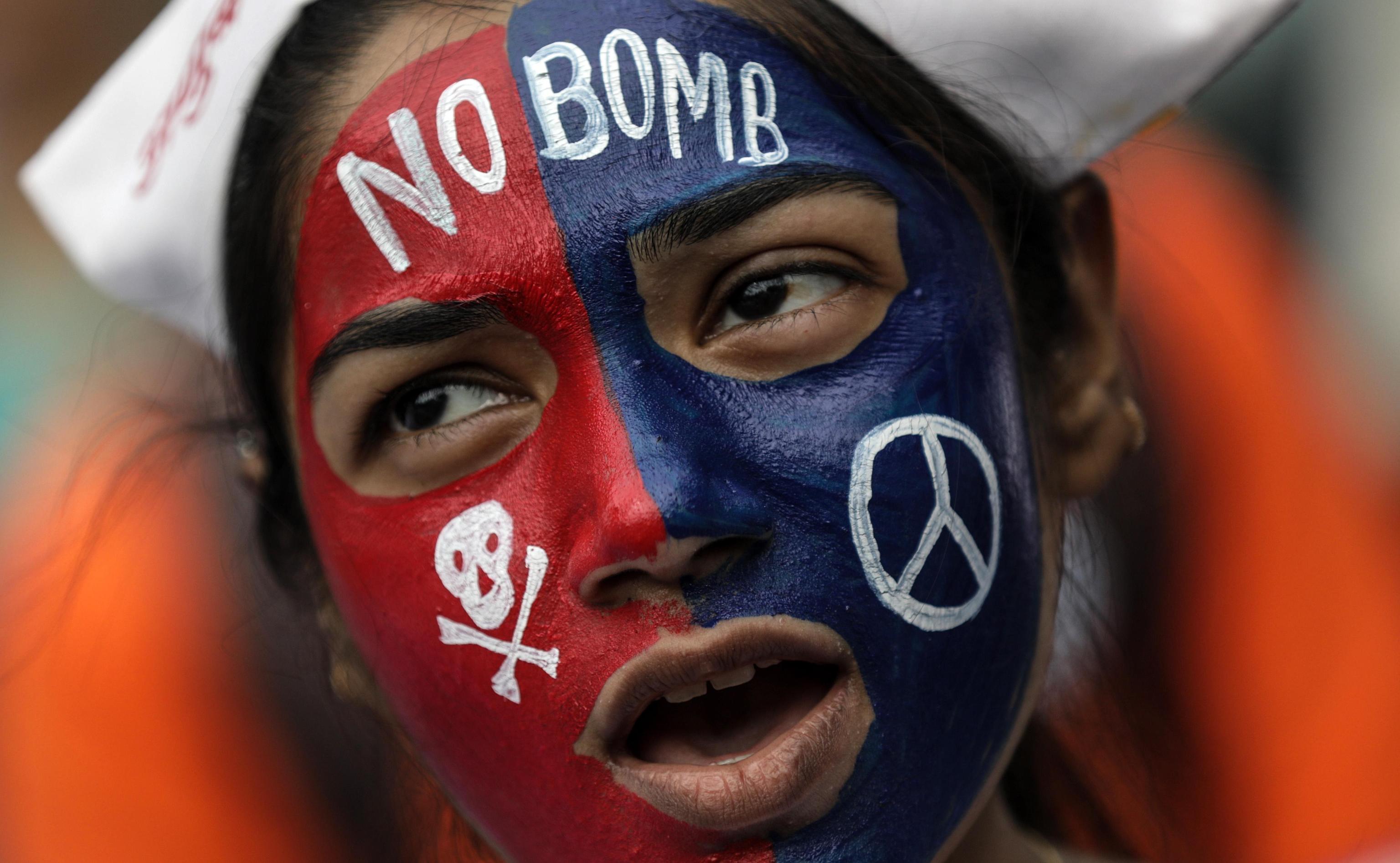 epa06930629 An Indian student with No Bomb messages written on his face take part in a 'Hiroshima Day' peace rally in Mumbai, India, 06 August 2018. Students and social activists gathered in Mumbai to mark the 73rd anniversary of the world's first nuclear bombing in Hiroshima.  EPA/DIVYAKANT SOLANKI