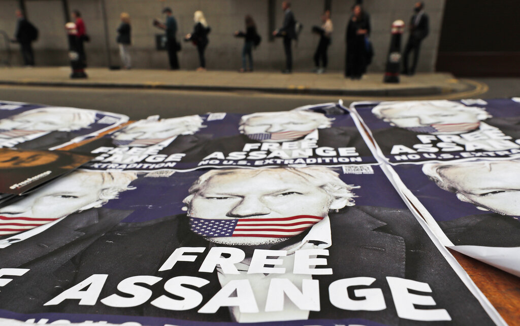 People queue at the entrance of the Old Bailey court in London, Monday, Sept. 21, 2020, as the Julian Assange extradition hearing to the US continues. (AP Photo/Frank Augstein)