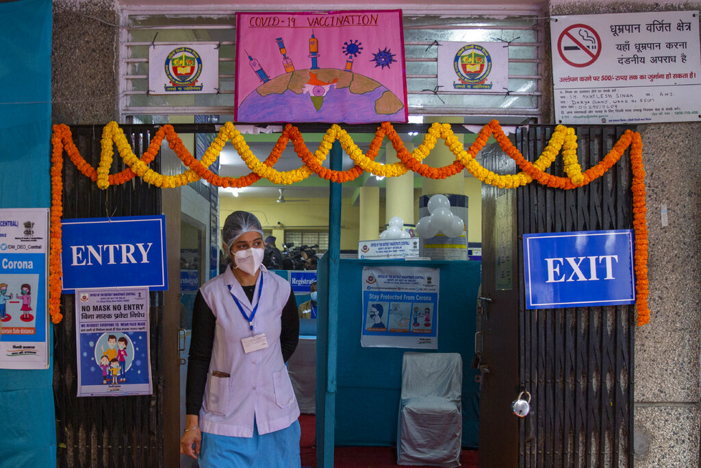 Personale sanitario indiano testa il sistema di somministrazione del vaccino Covid-19. Sabato 2 gennaio 2021, India. Foto: AP /Altaf Qadri e Mahesh Kumar A.